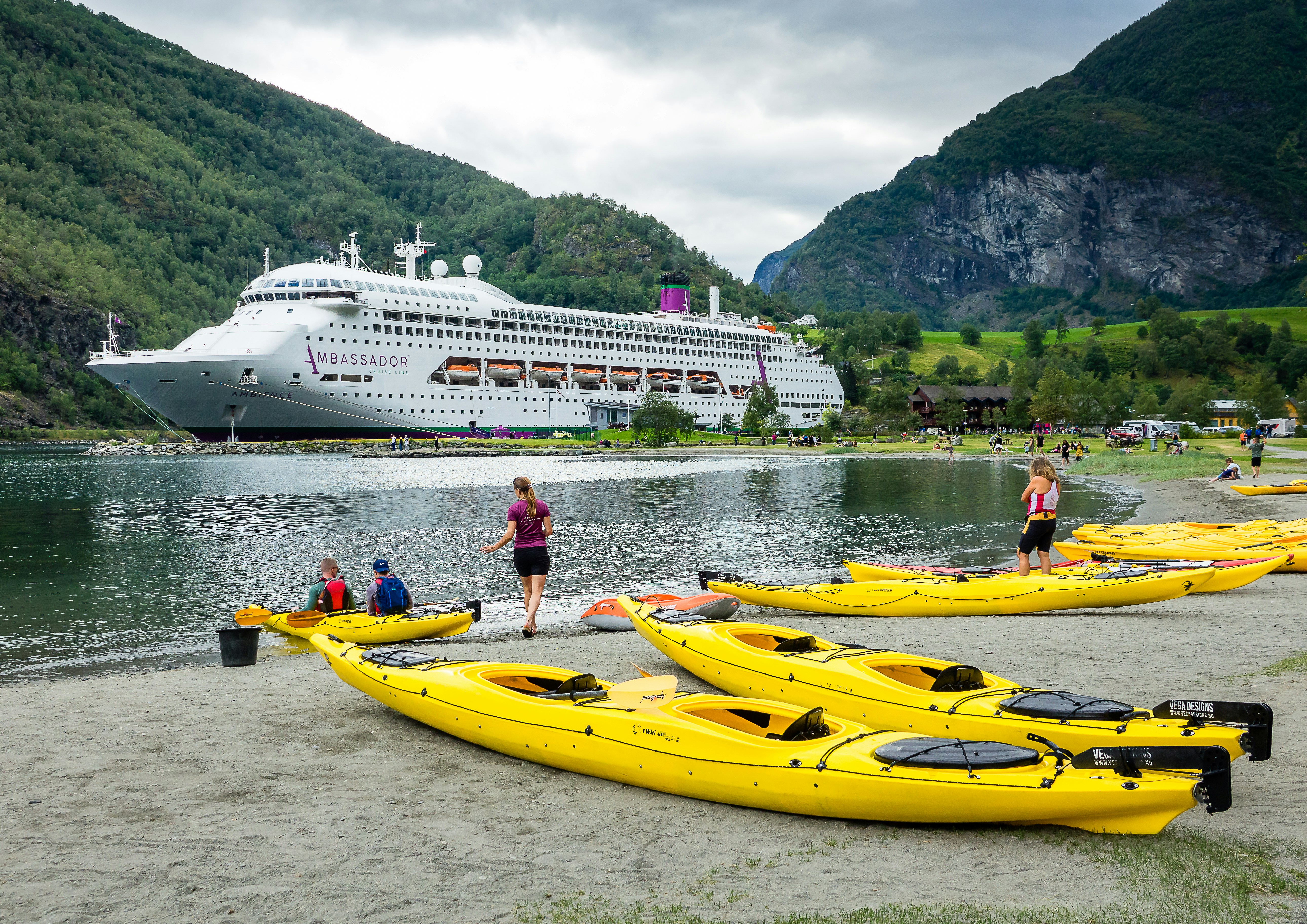 A group of kayaks sitting on top of a sandy beach