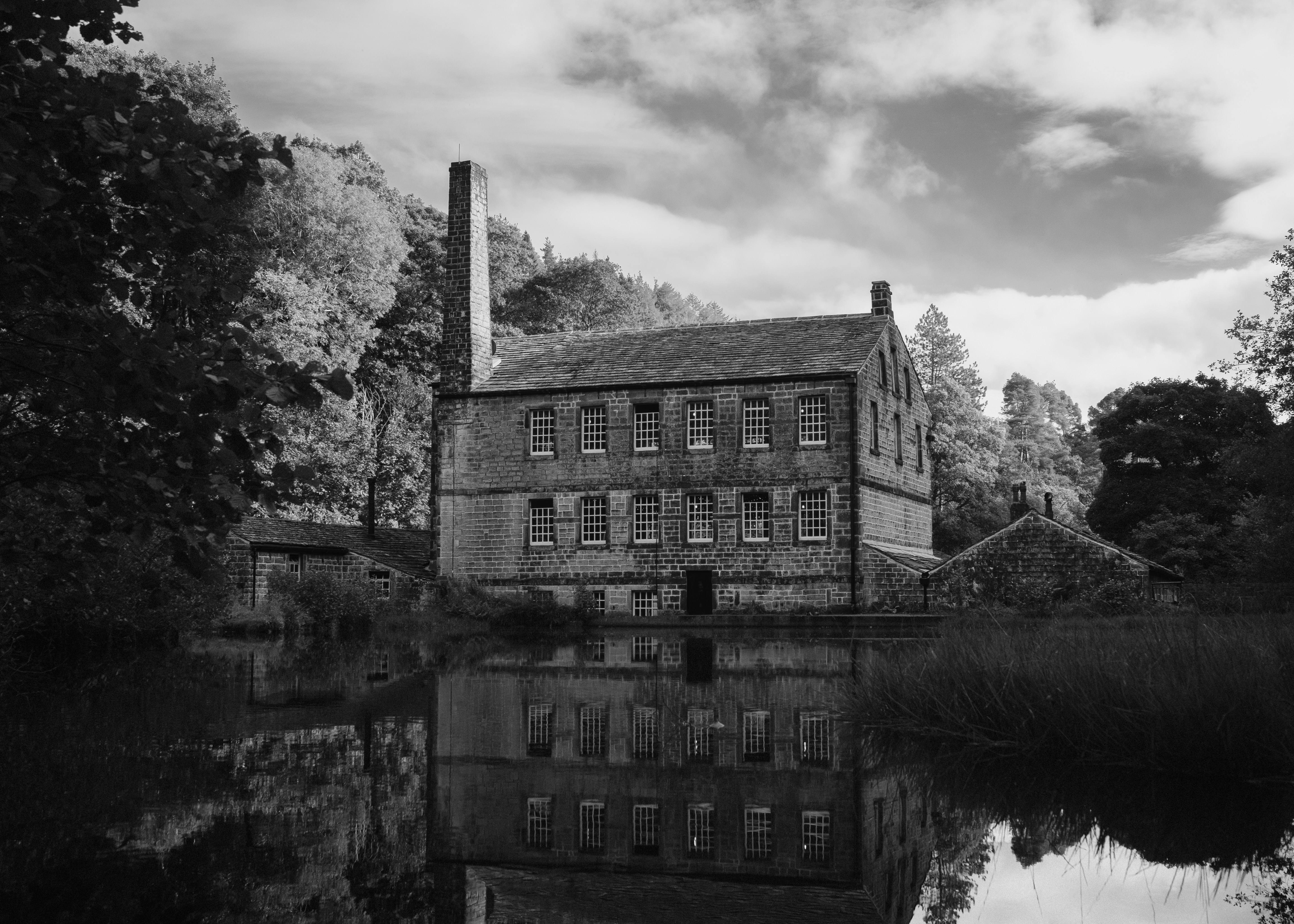 Ein Schwarz-Weiß-Foto eines Gebäudes in der Nähe eines Gewässers