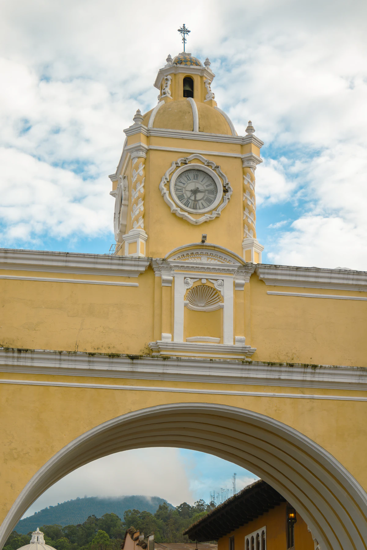 Arco de Santa Catalina en la calle empedrada de Antigua Guatemala