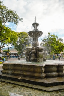 A water fountain in the middle of a park
