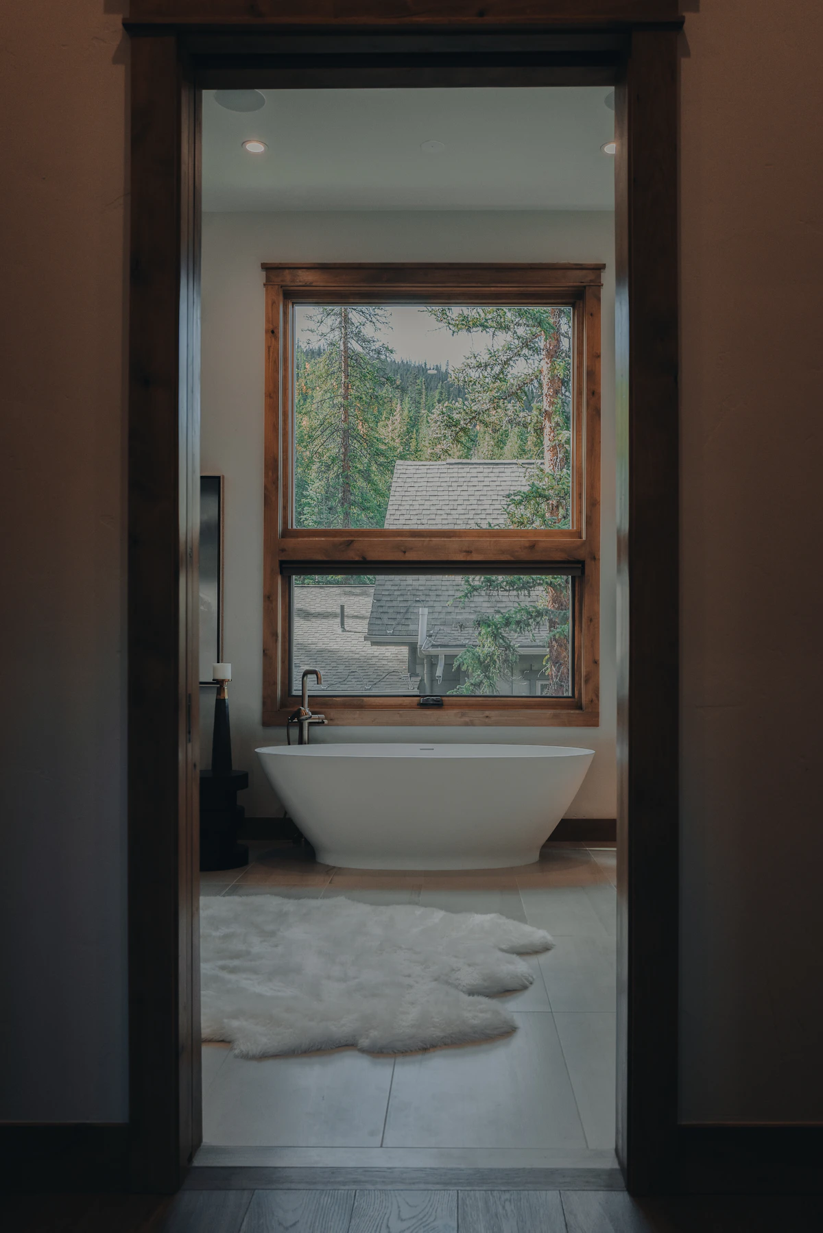 Salle de bains rénovée avec baignoire dans une maison de standing