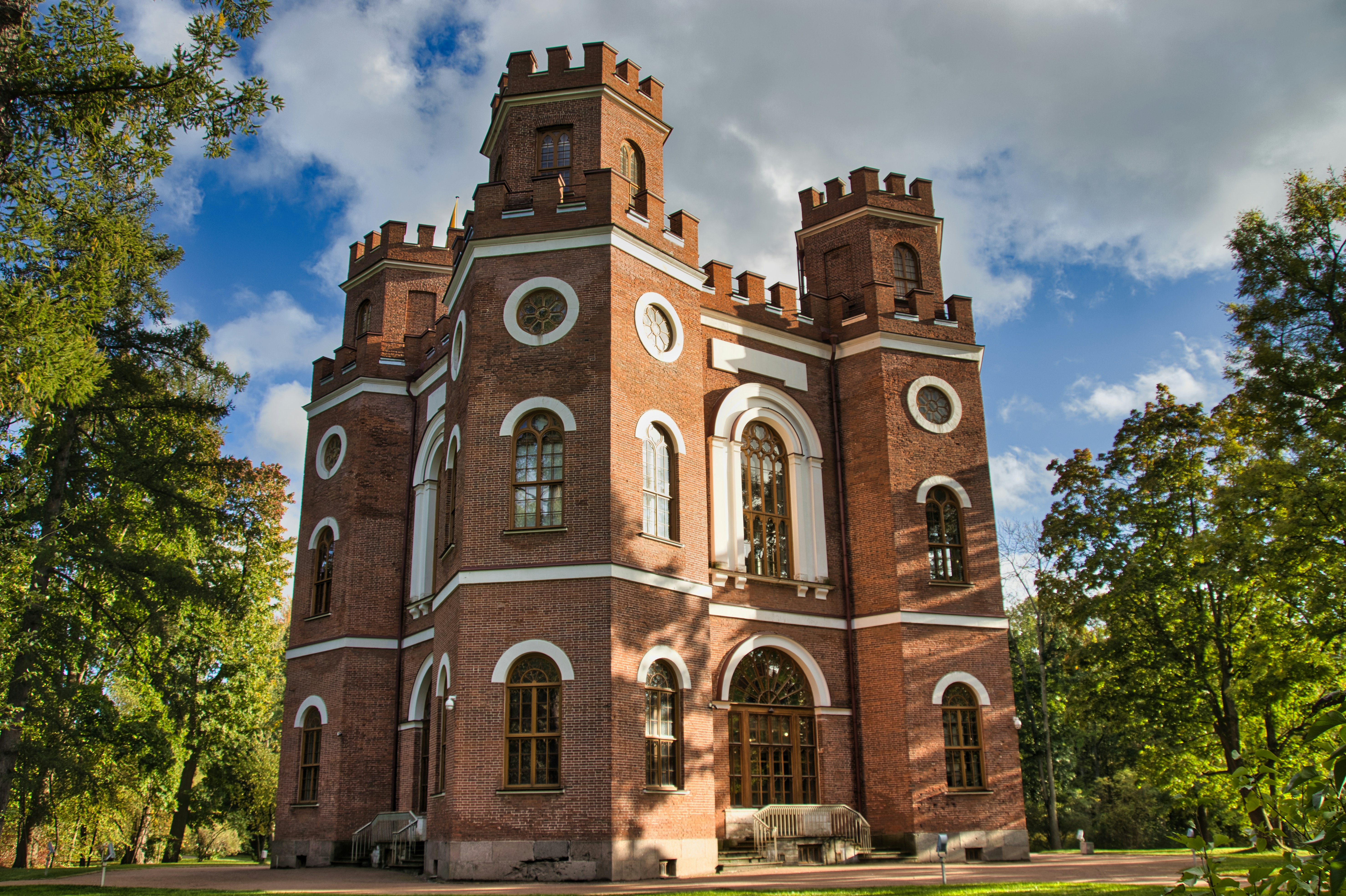 A large brick building sitting in the middle of a park