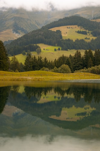 Passy — collines verdoyantes et lac alpin