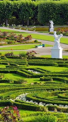 A garden with a statue in the middle of it