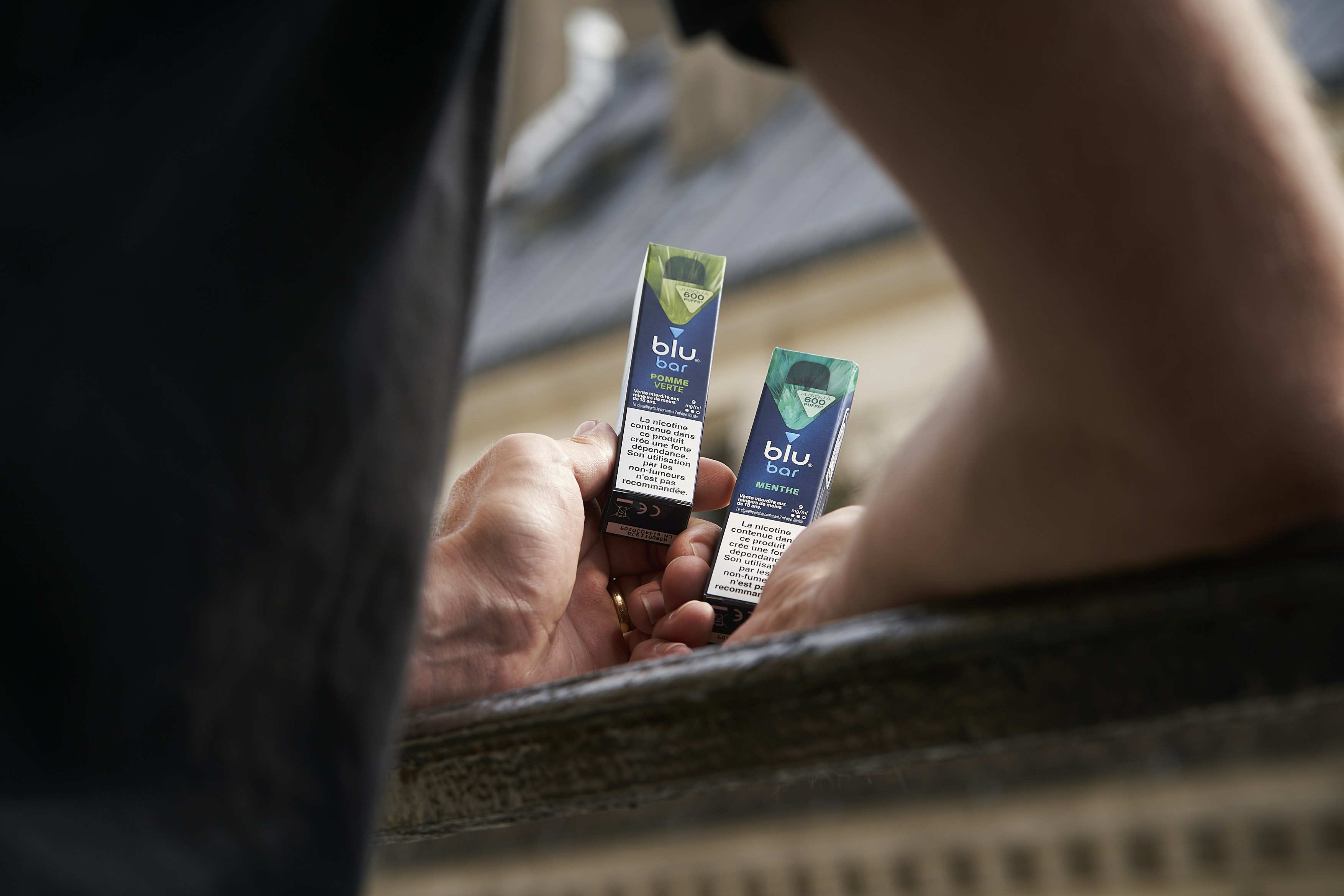 Un hombre con tres celulares en las manos