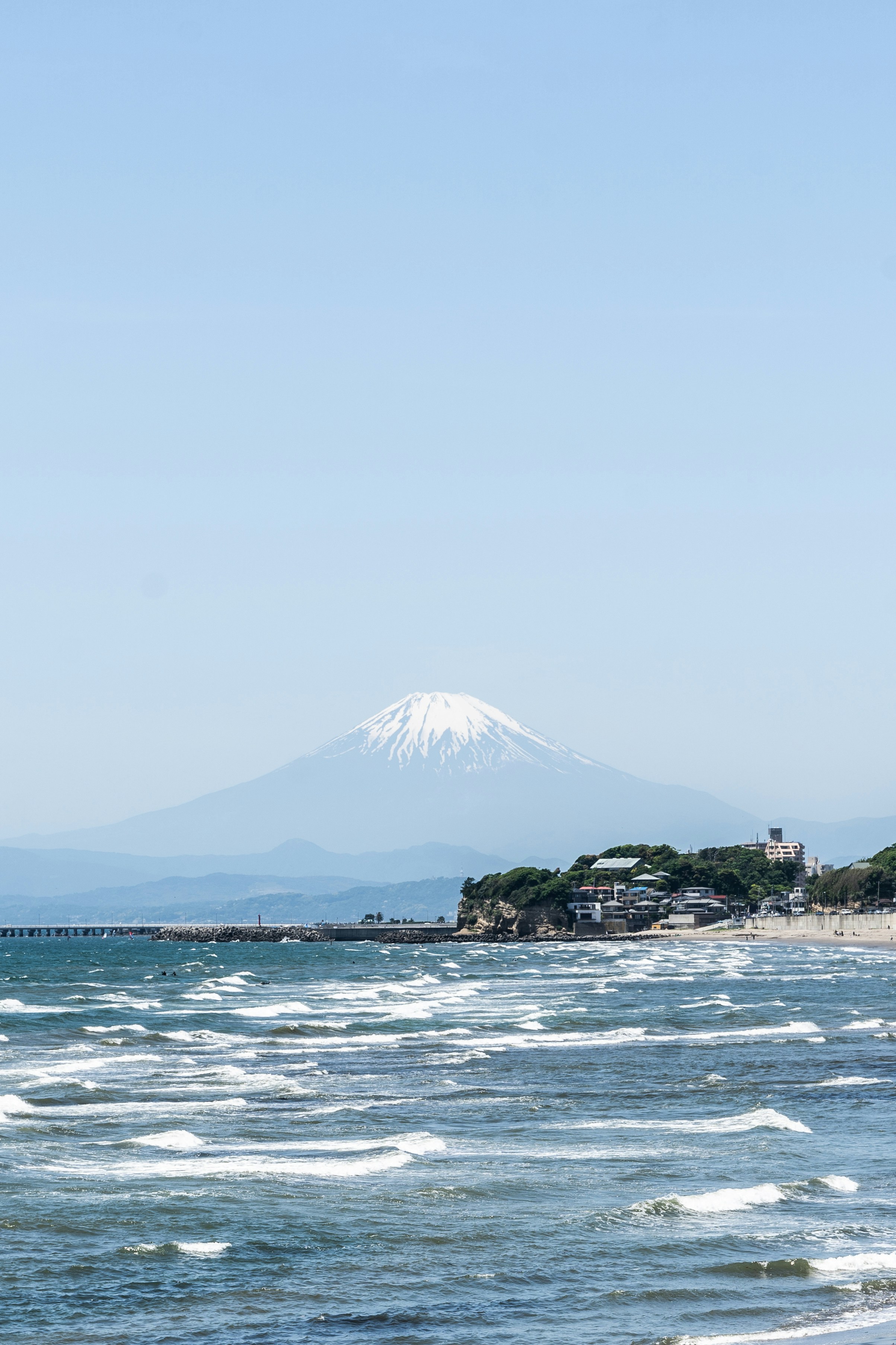 Vista de una playa con una montaña al fondo