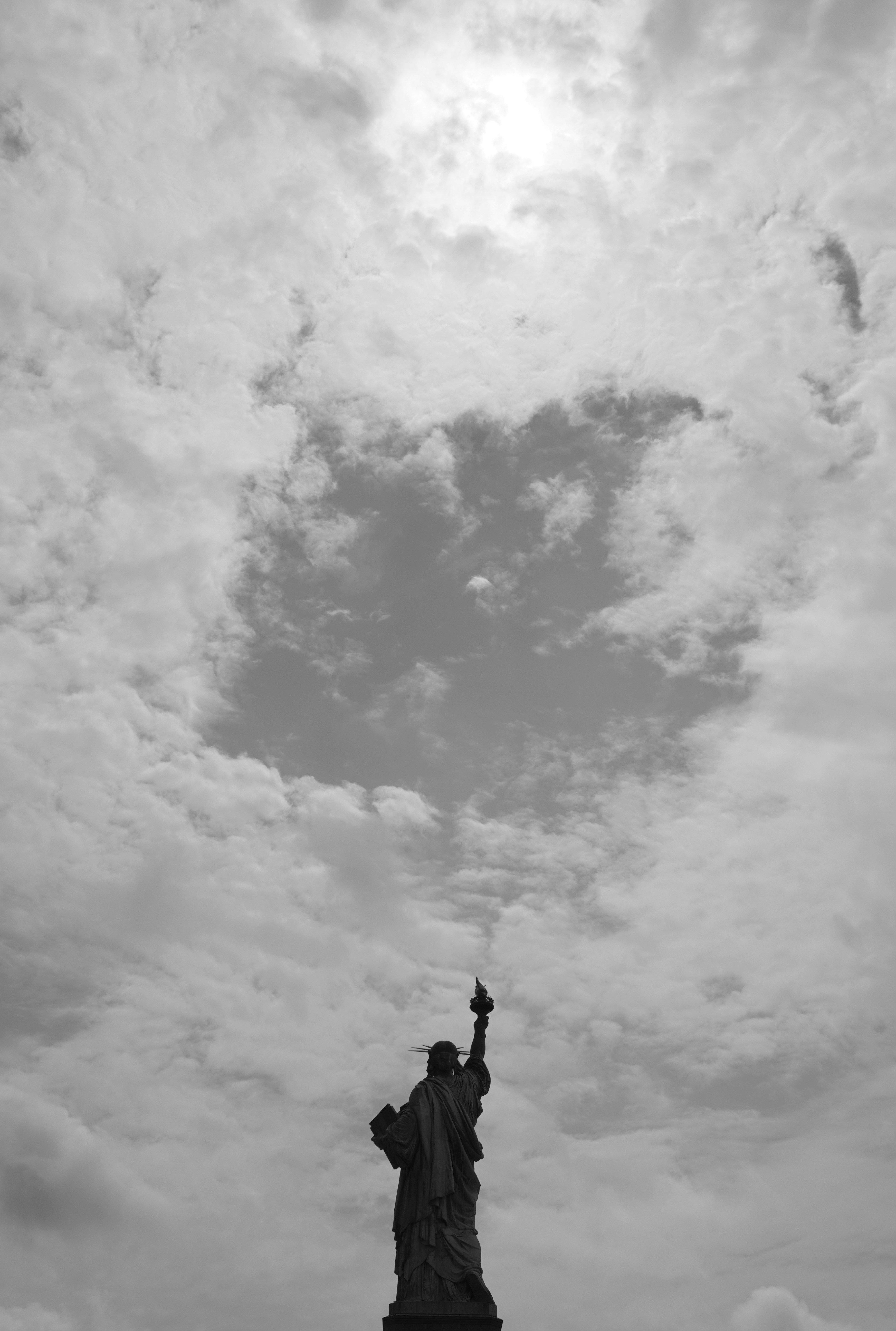Una foto in bianco e nero della statua della libertà