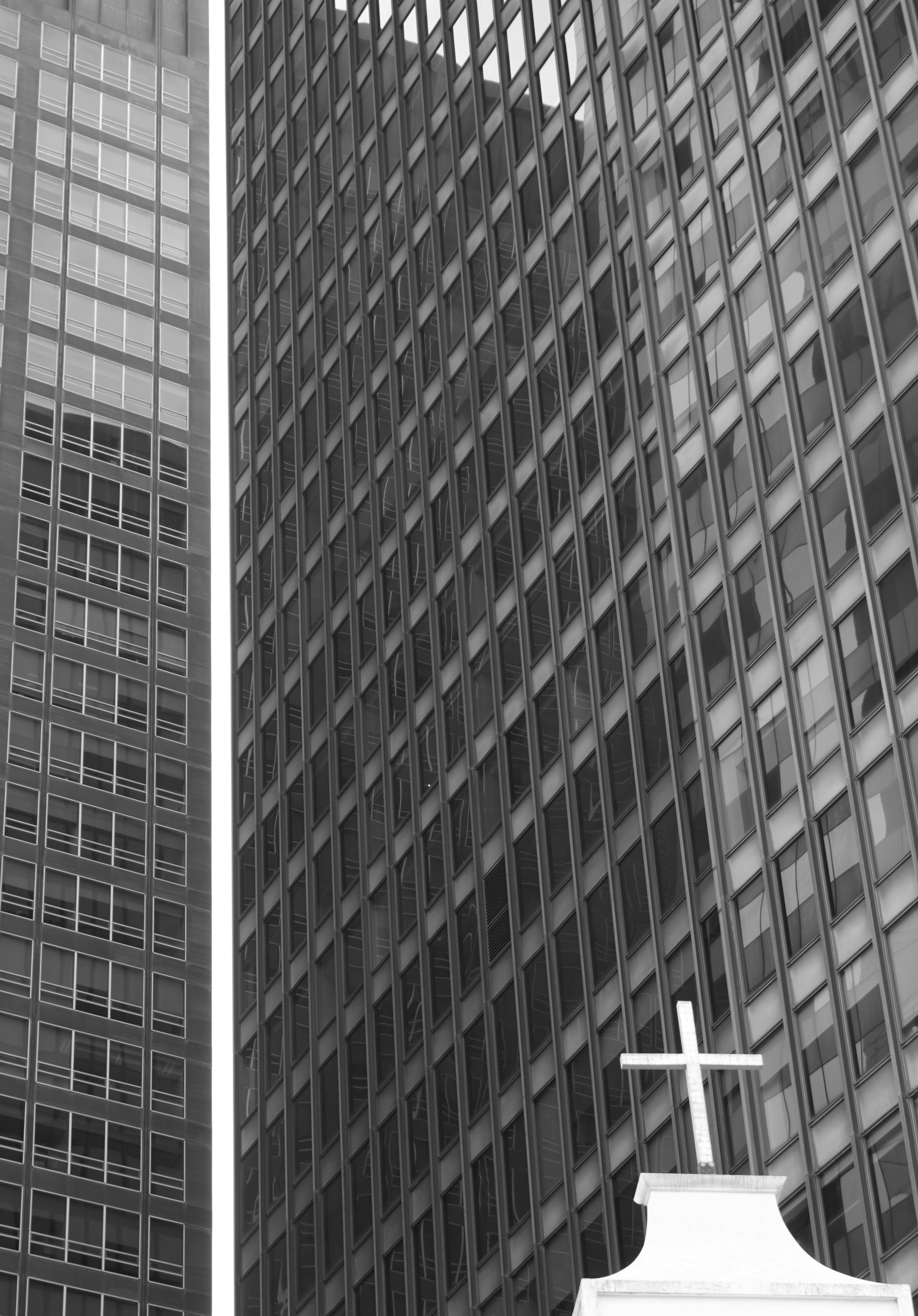 Una foto in bianco e nero di un campanile di una chiesa