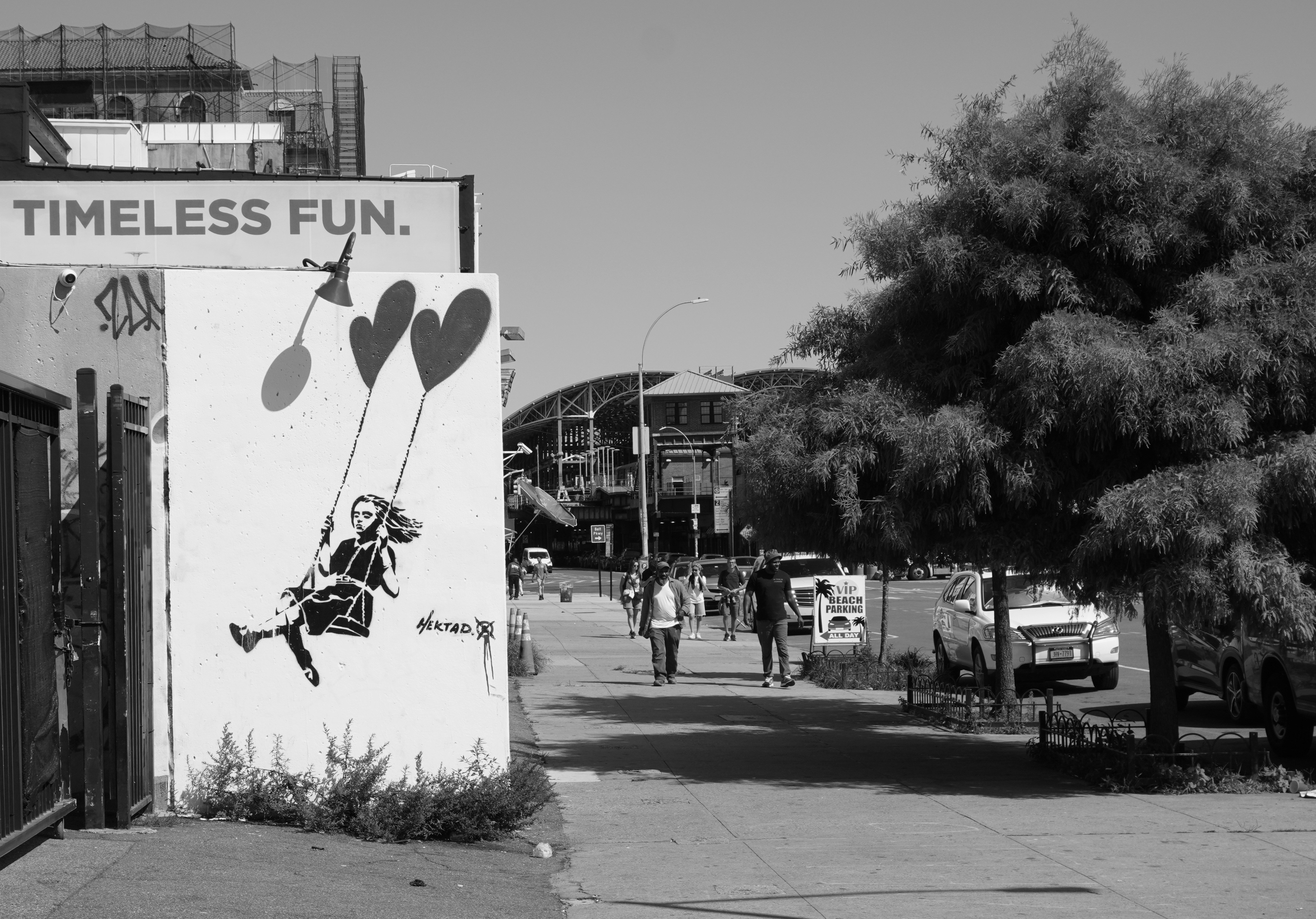 Una foto in bianco e nero di un edificio con un murale