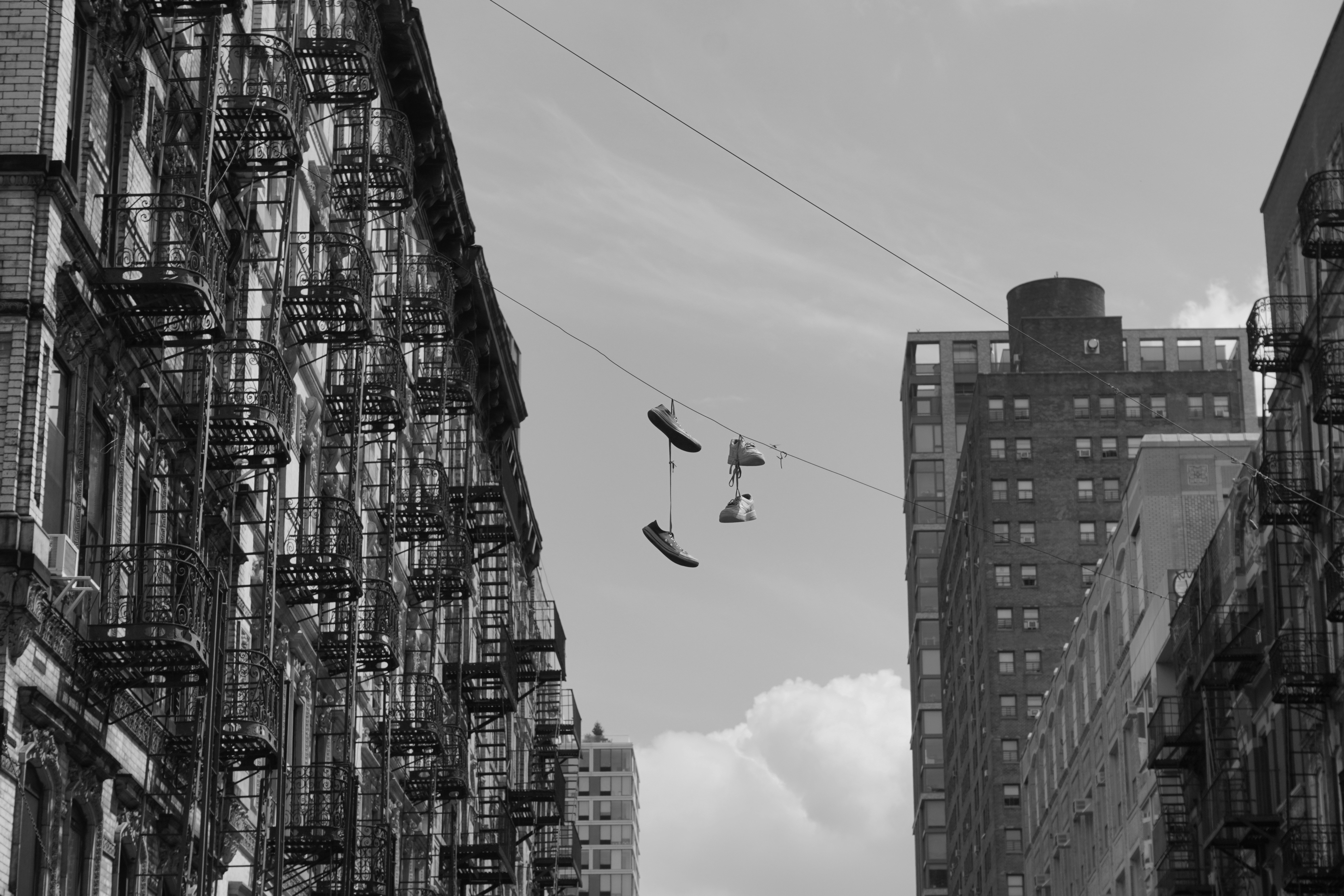 Una foto en blanco y negro de una calle de la ciudad