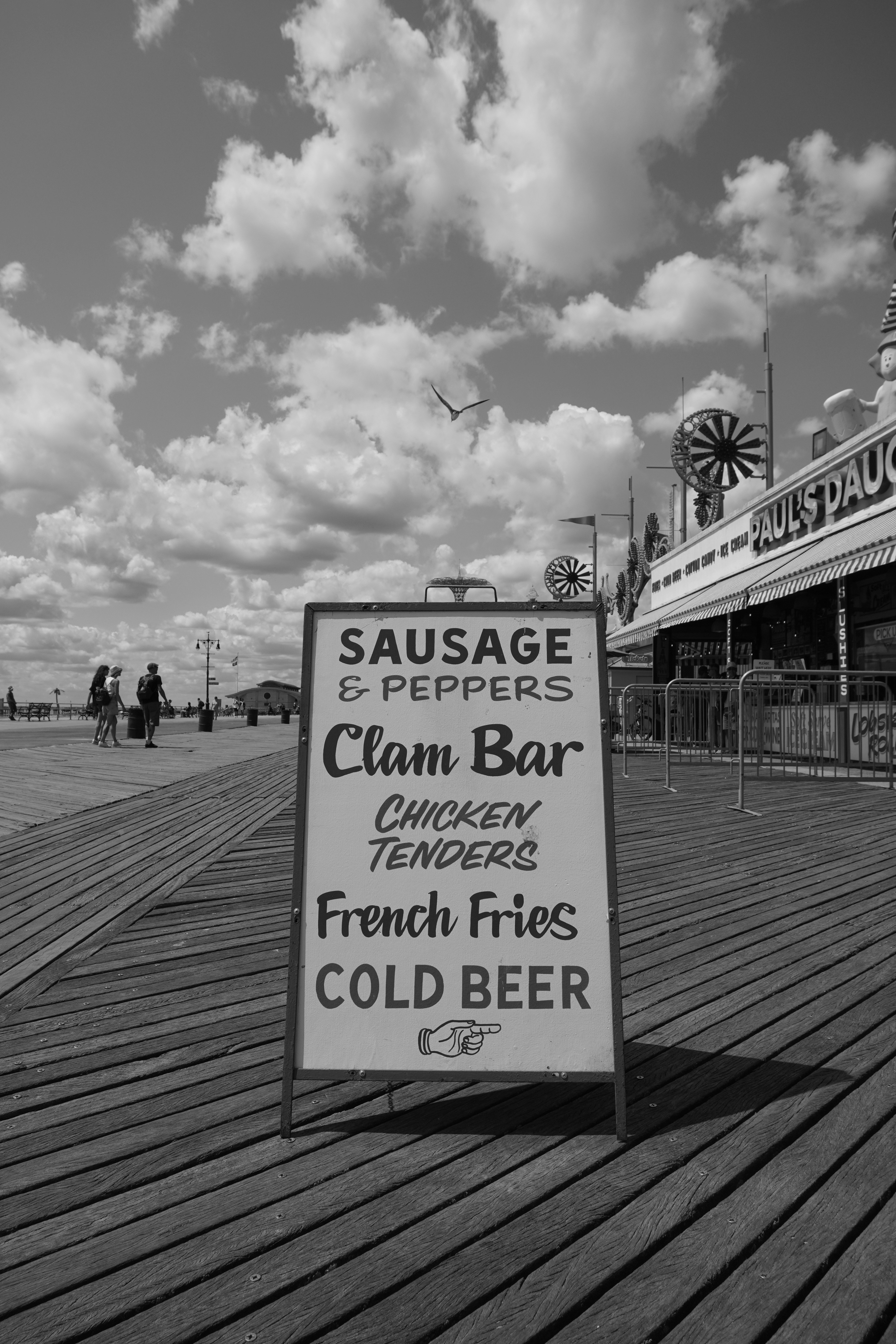 Un cartello che si trova sul lato di una passerella