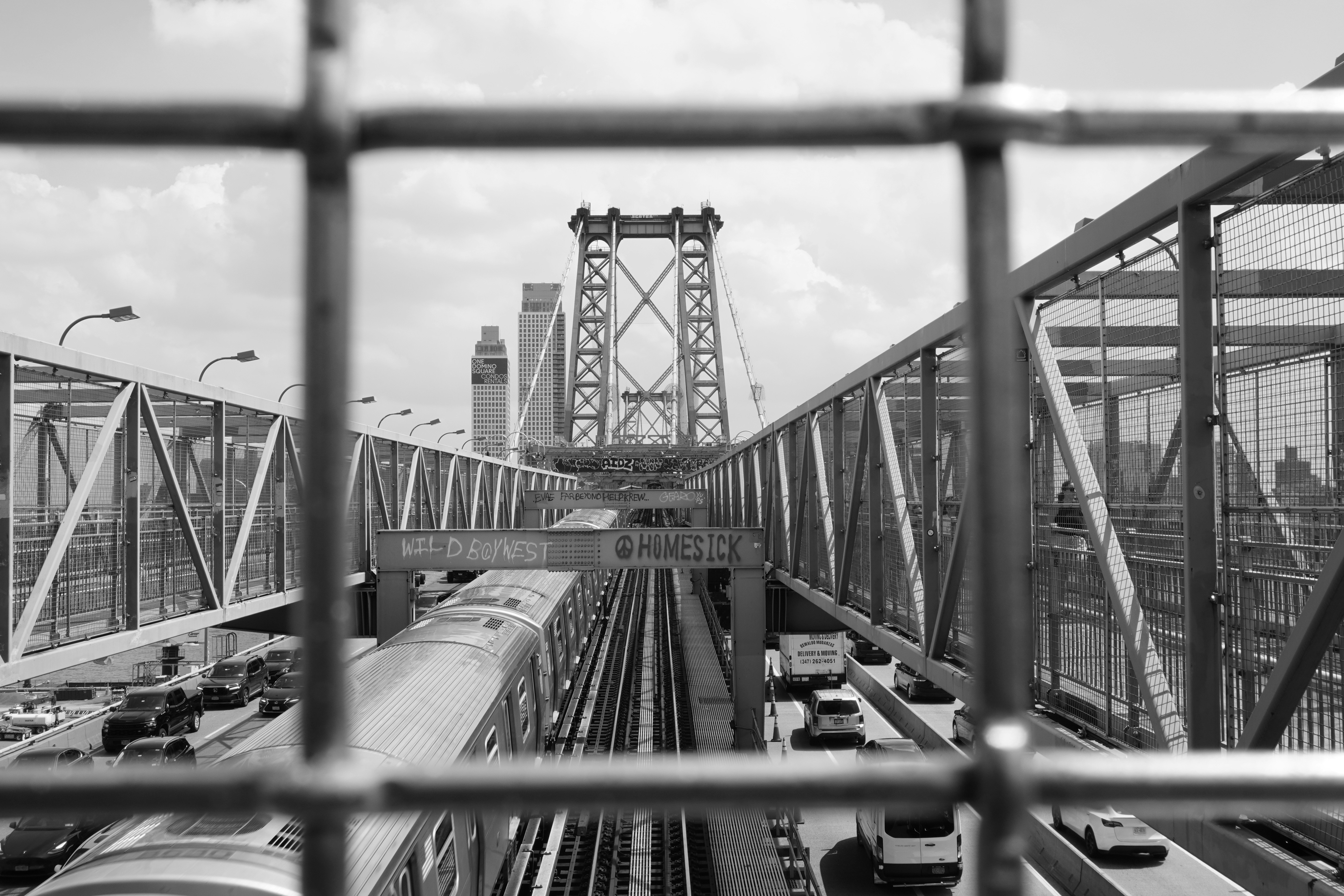 Una foto en blanco y negro de un puente