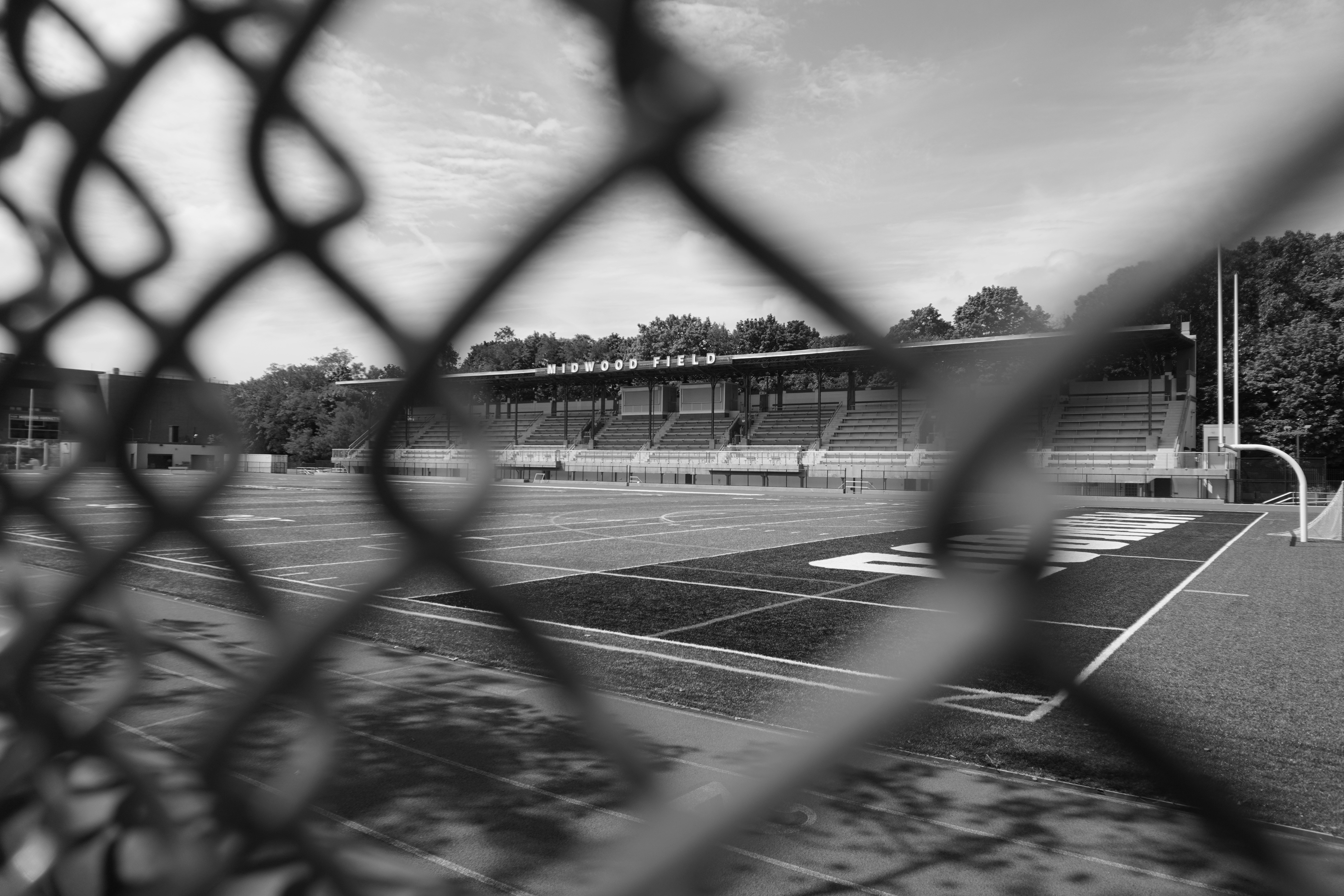 Una foto in bianco e nero di un campo da tennis