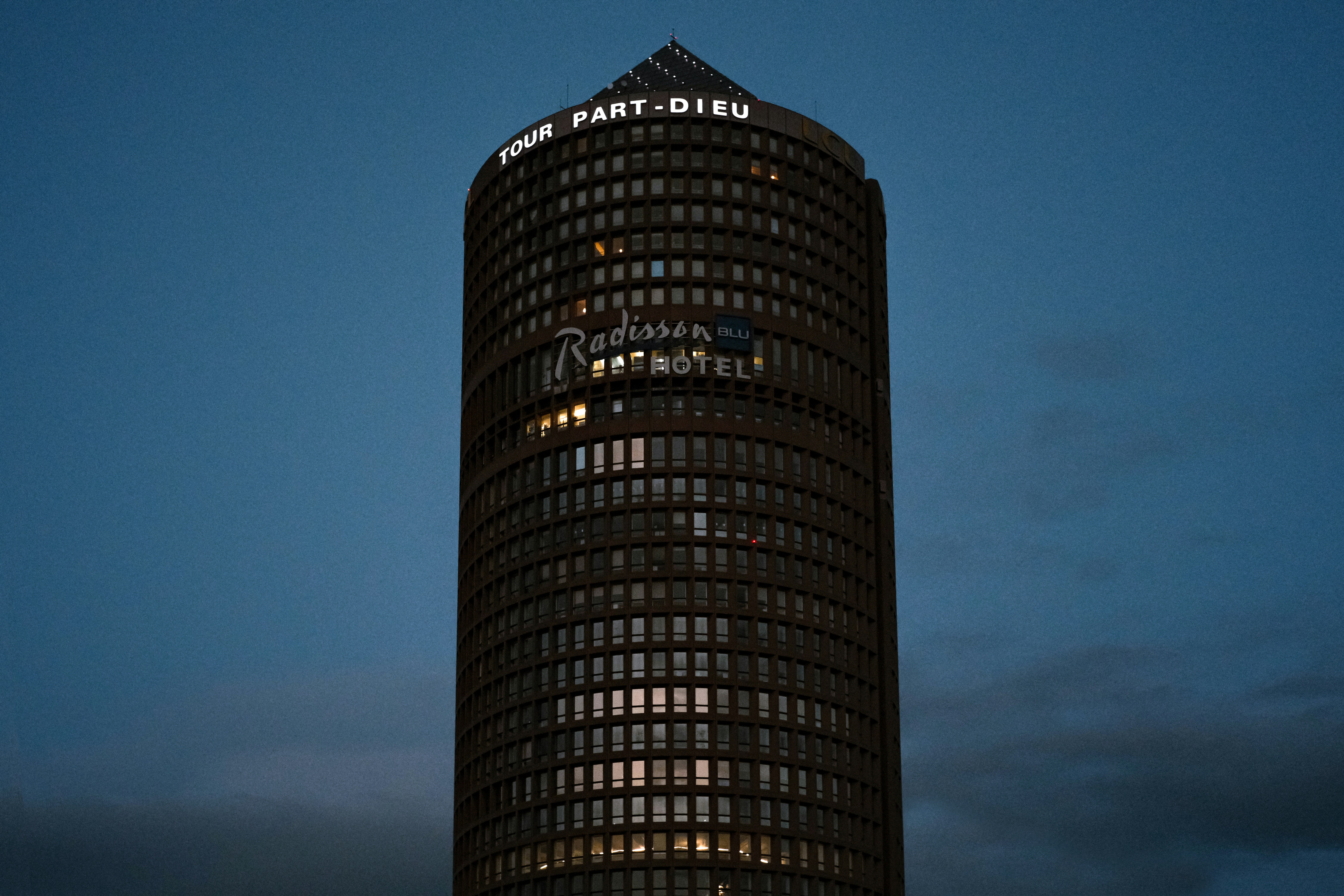 Un edificio molto alto con un orologio su un lato