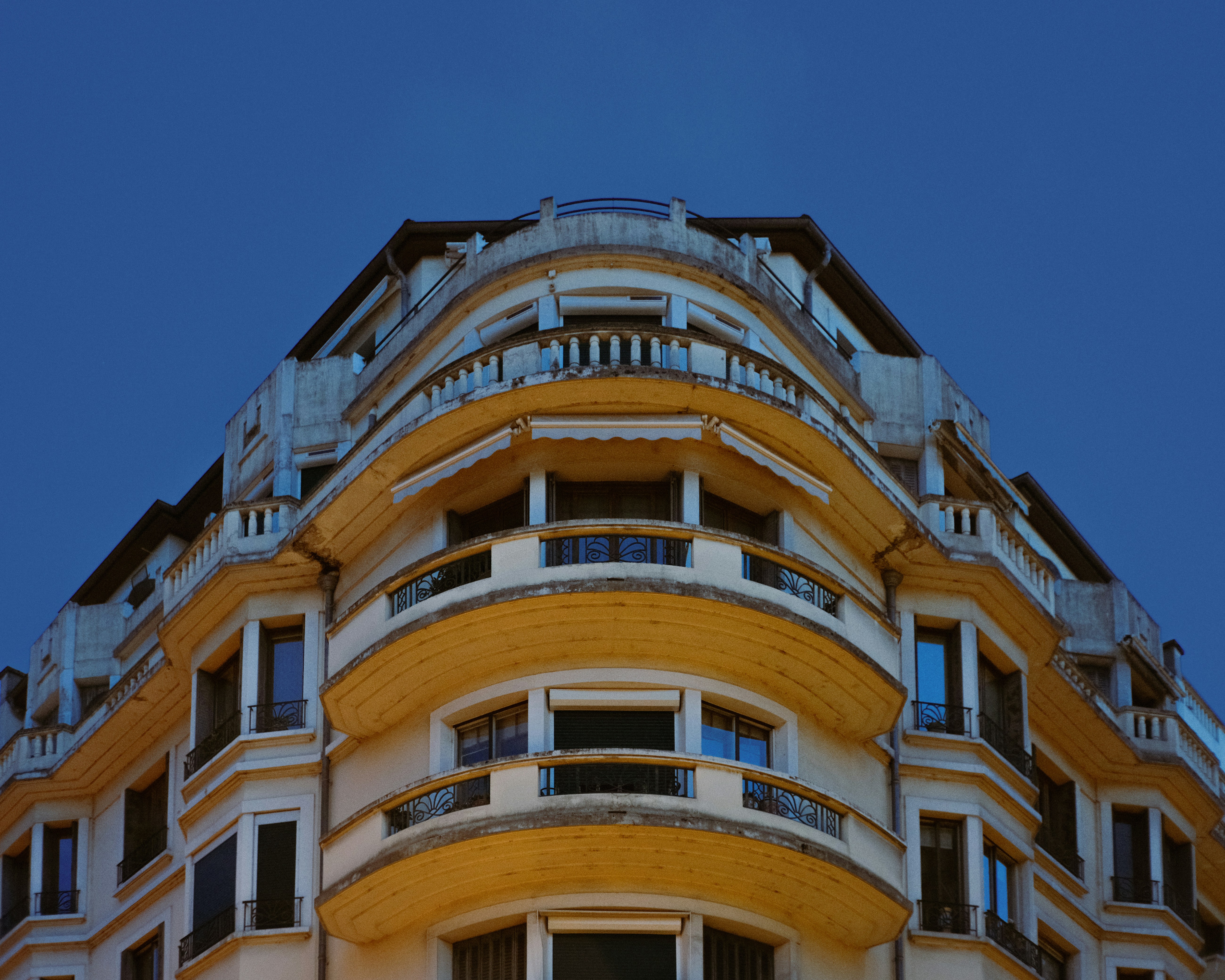 A tall building with balconies and balconies on it