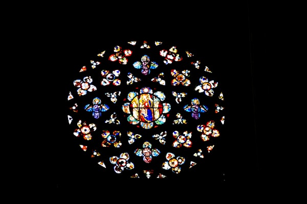 Donker glas-in-lood raam met lichtaccenten