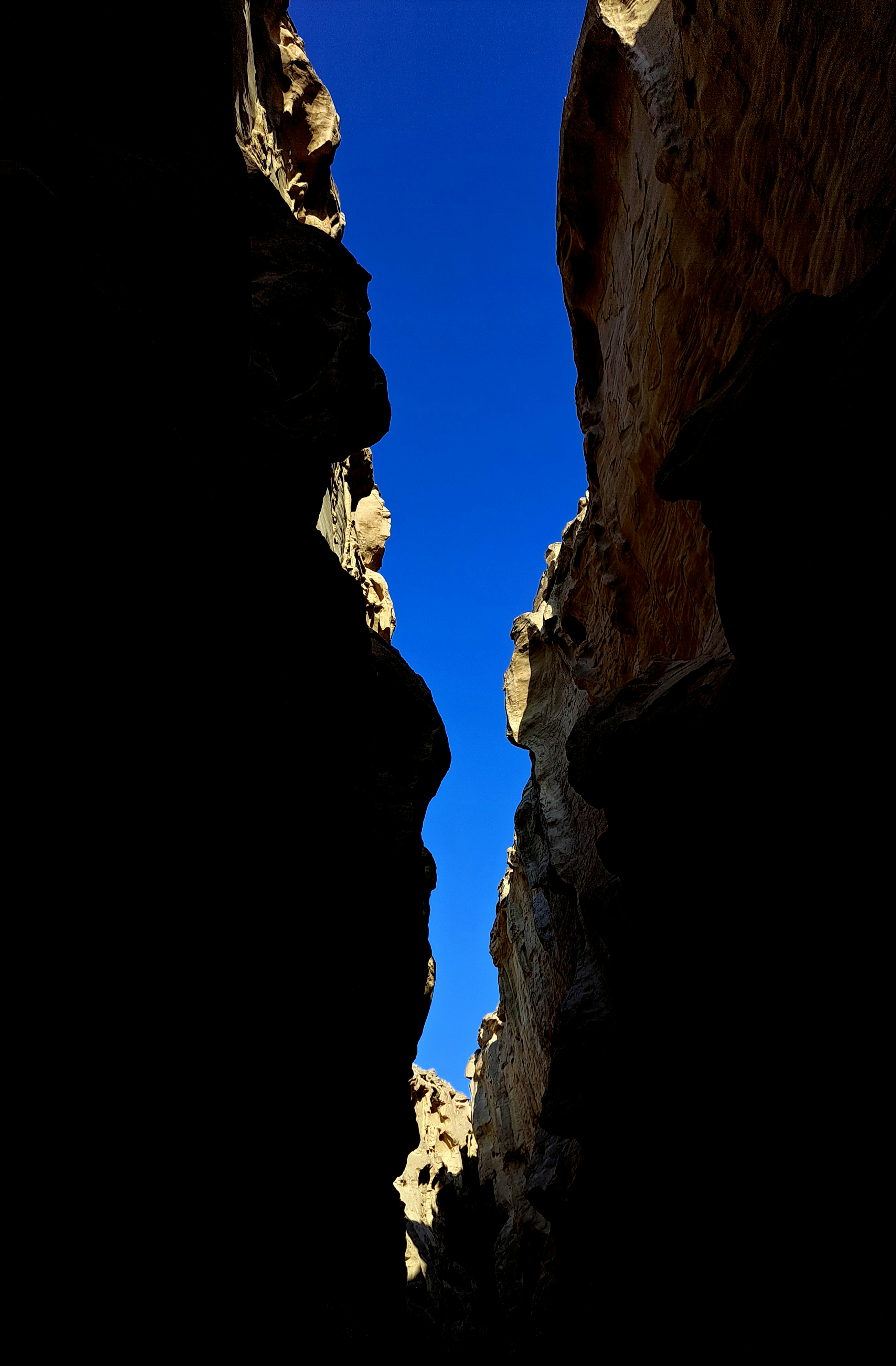 Uno stretto canyon con un cielo azzurro brillante sullo sfondo