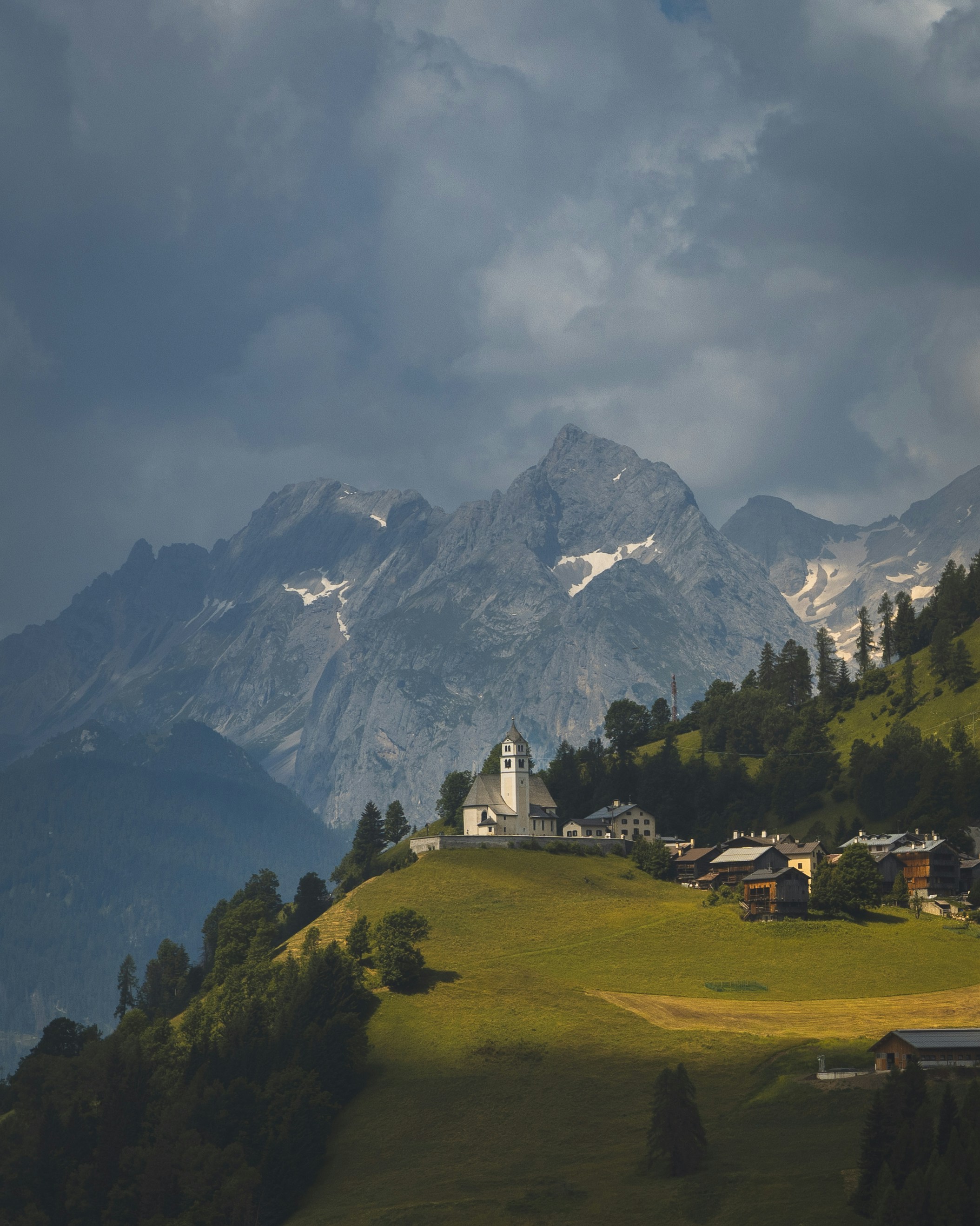 Una veduta di una catena montuosa con una chiesa su di essa