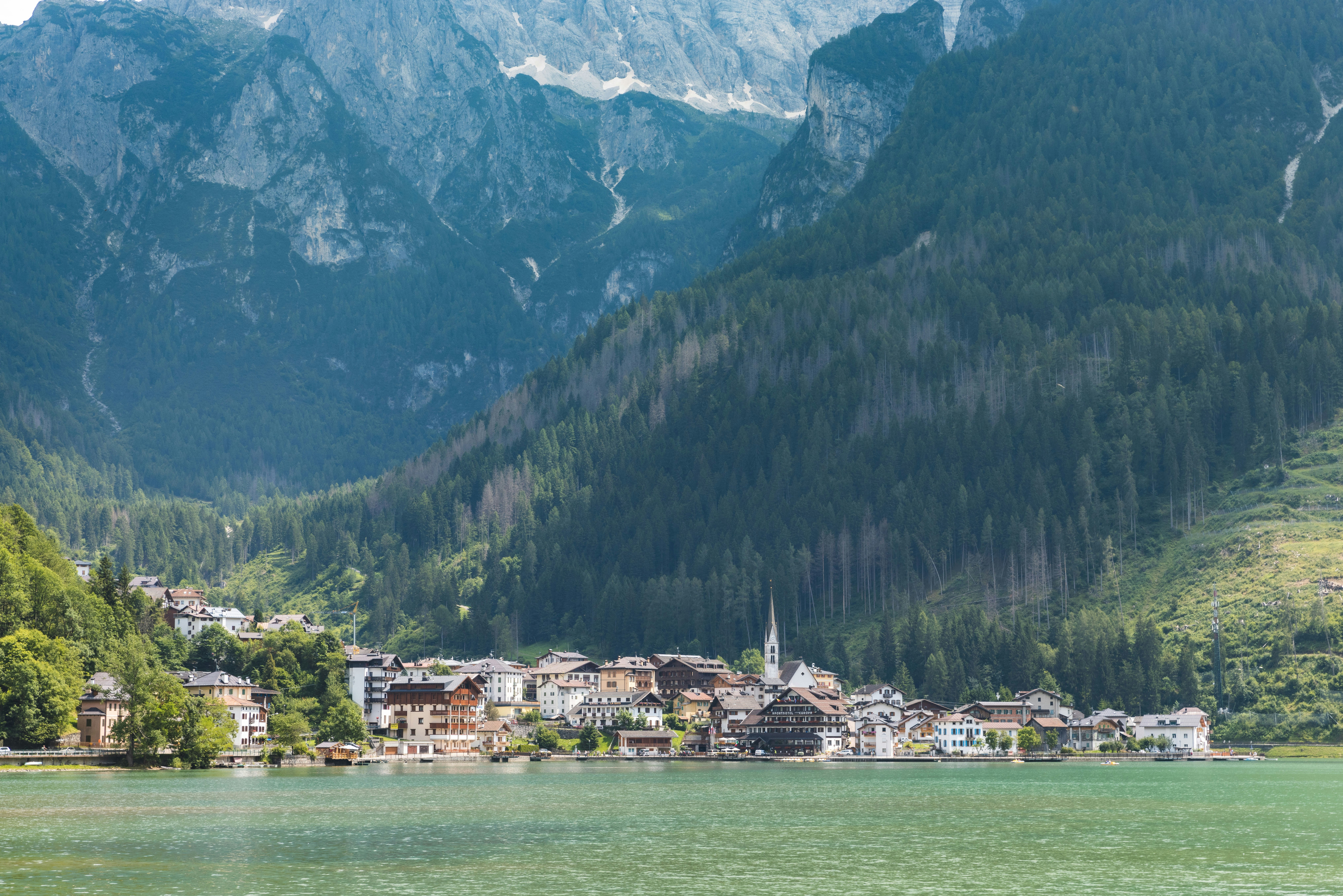 Un lago con le montagne sullo sfondo