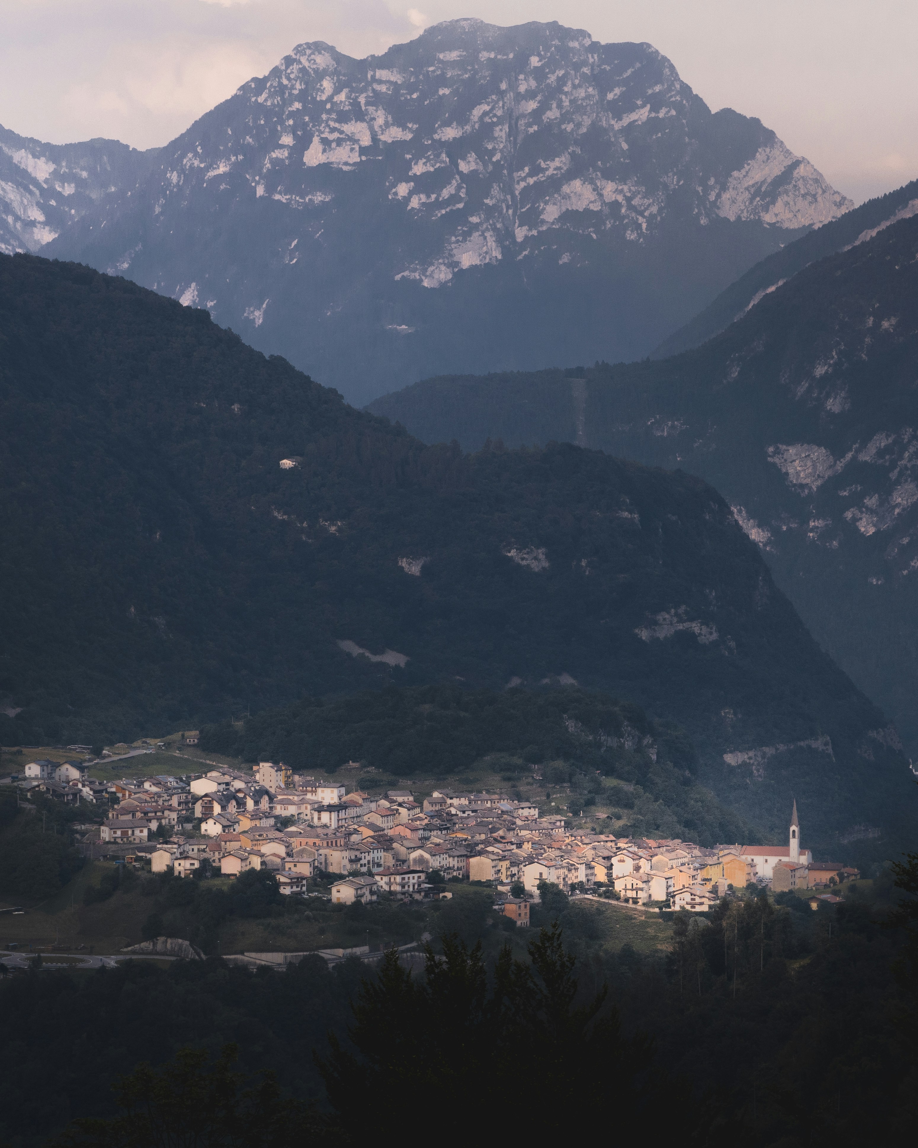 La vista di una città incastonata tra le montagne
