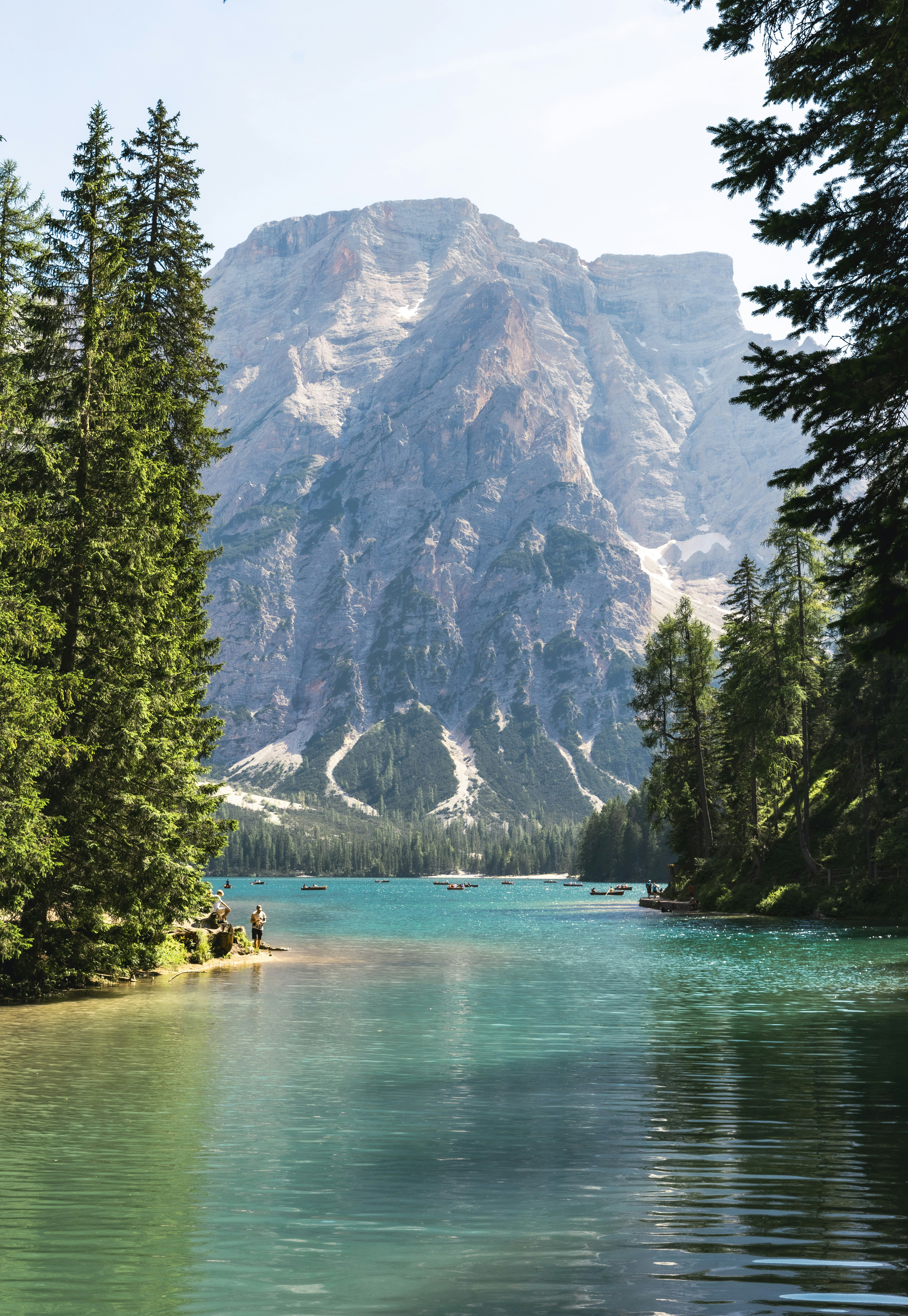Un lago circondato da alberi e montagne