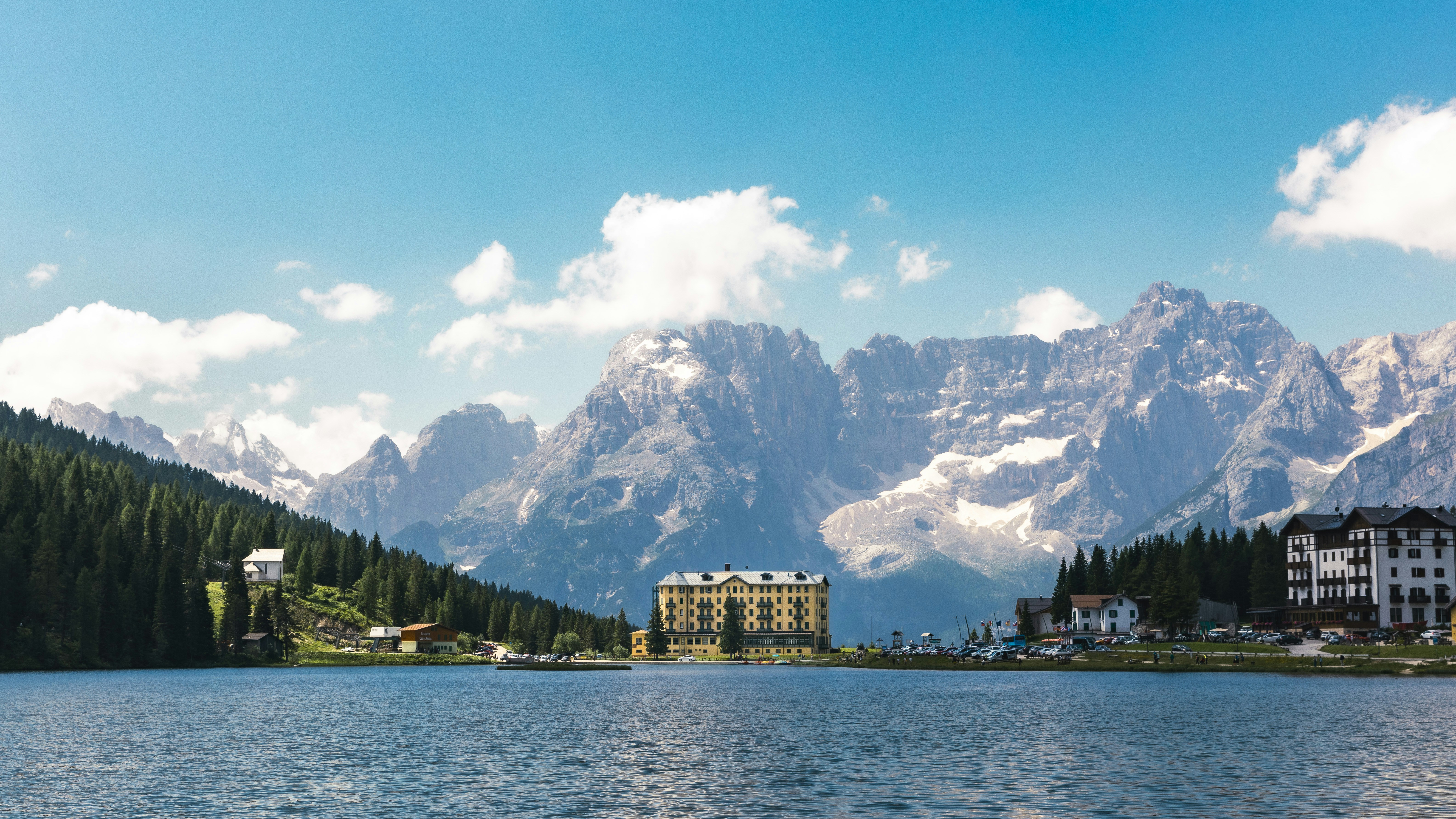 Una gran masa de agua con montañas al fondo