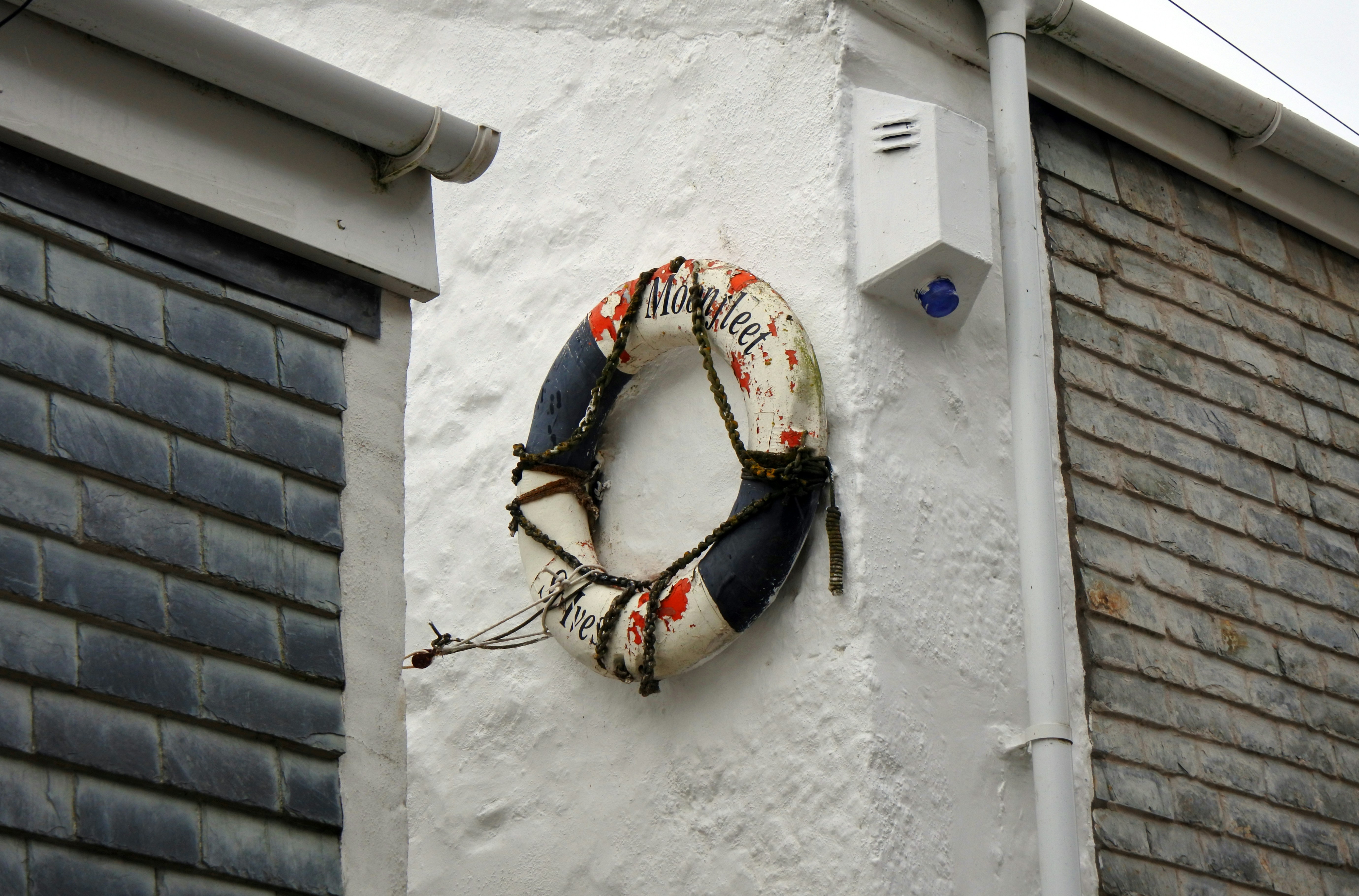 Un salvavidas en el lateral de un edificio