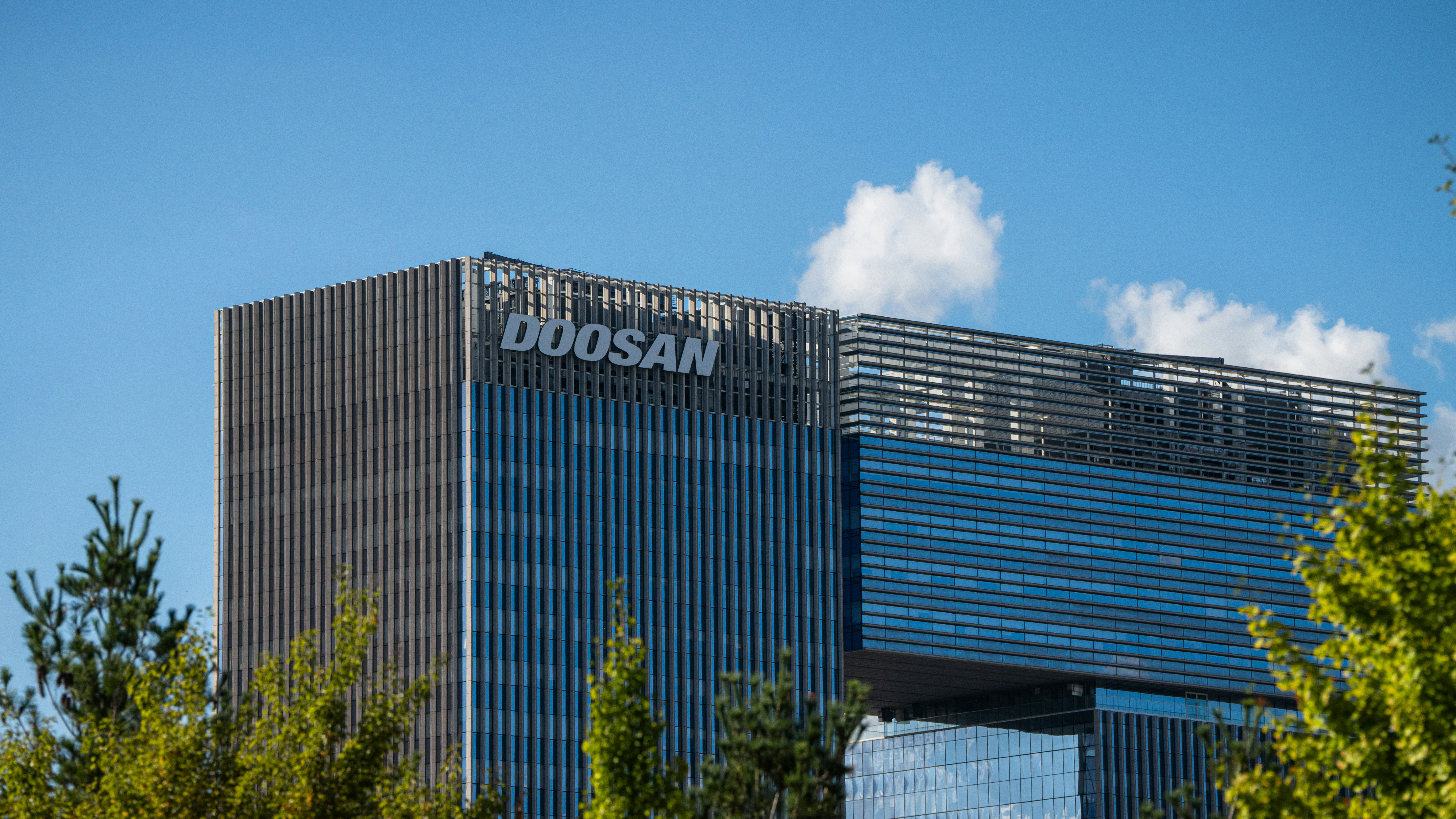 Logo de fabricante de estructuras de montaje resistentes a condiciones marinas