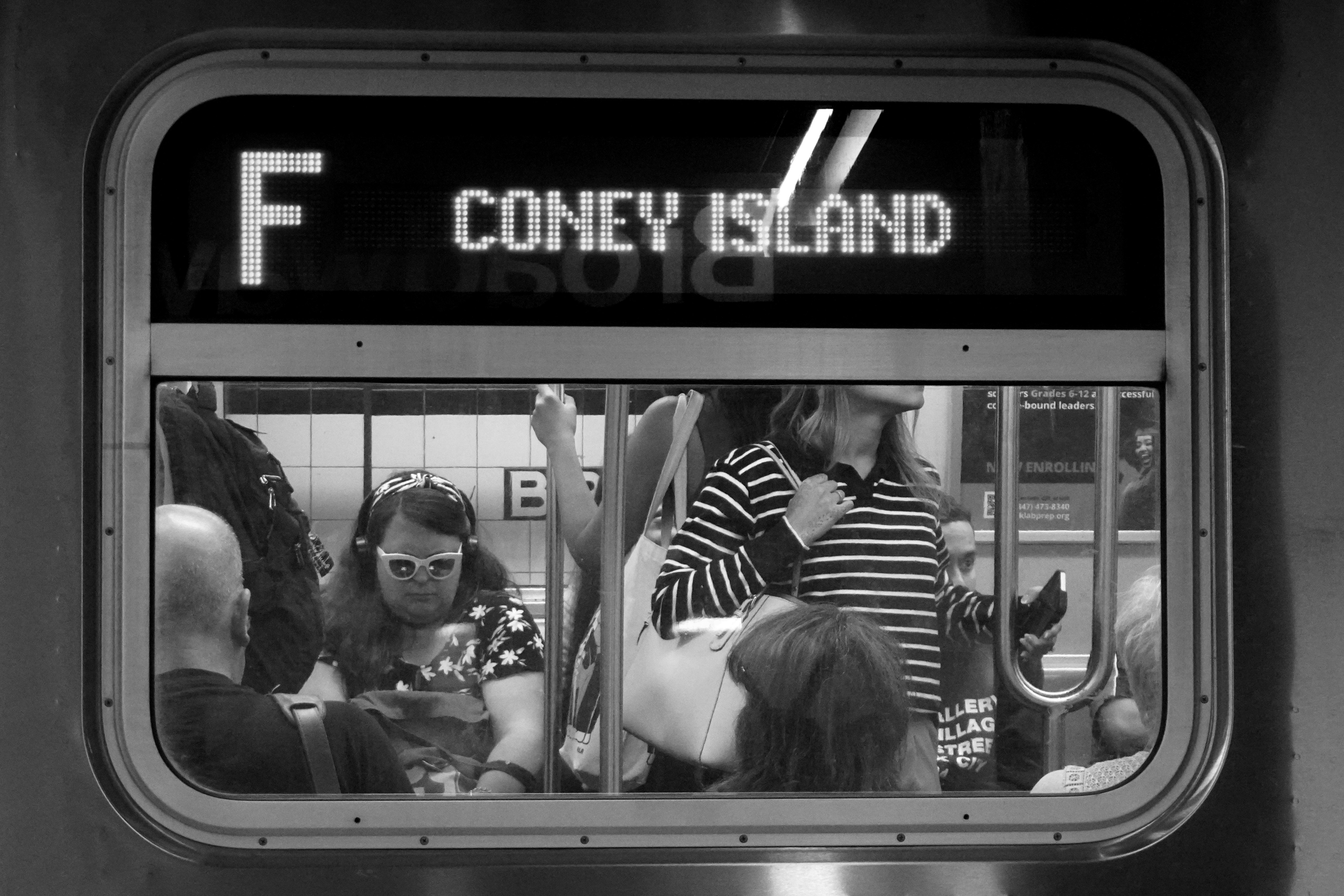 Una foto in bianco e nero di persone su un treno