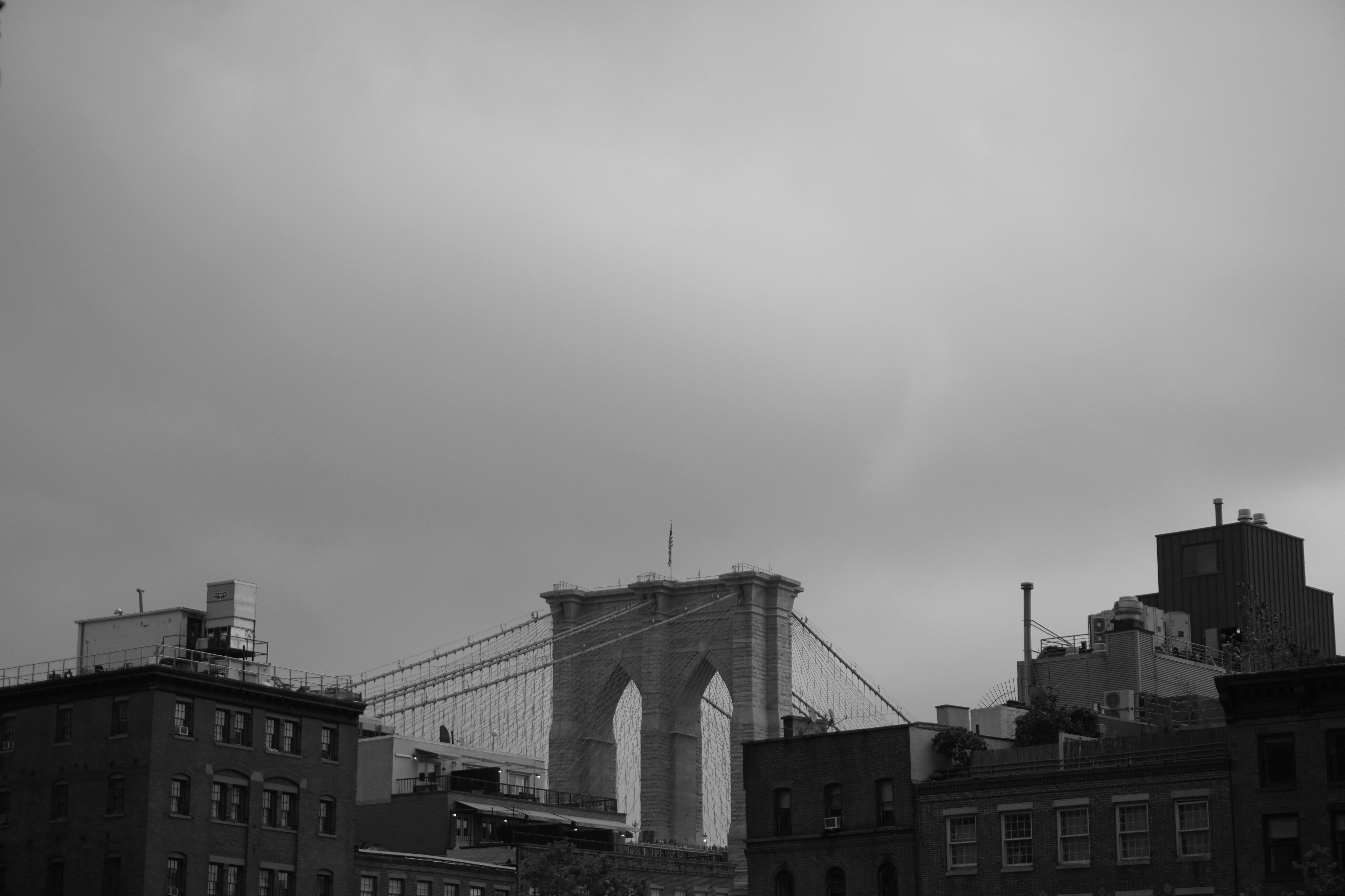 Una foto in bianco e nero del ponte di brooklyn