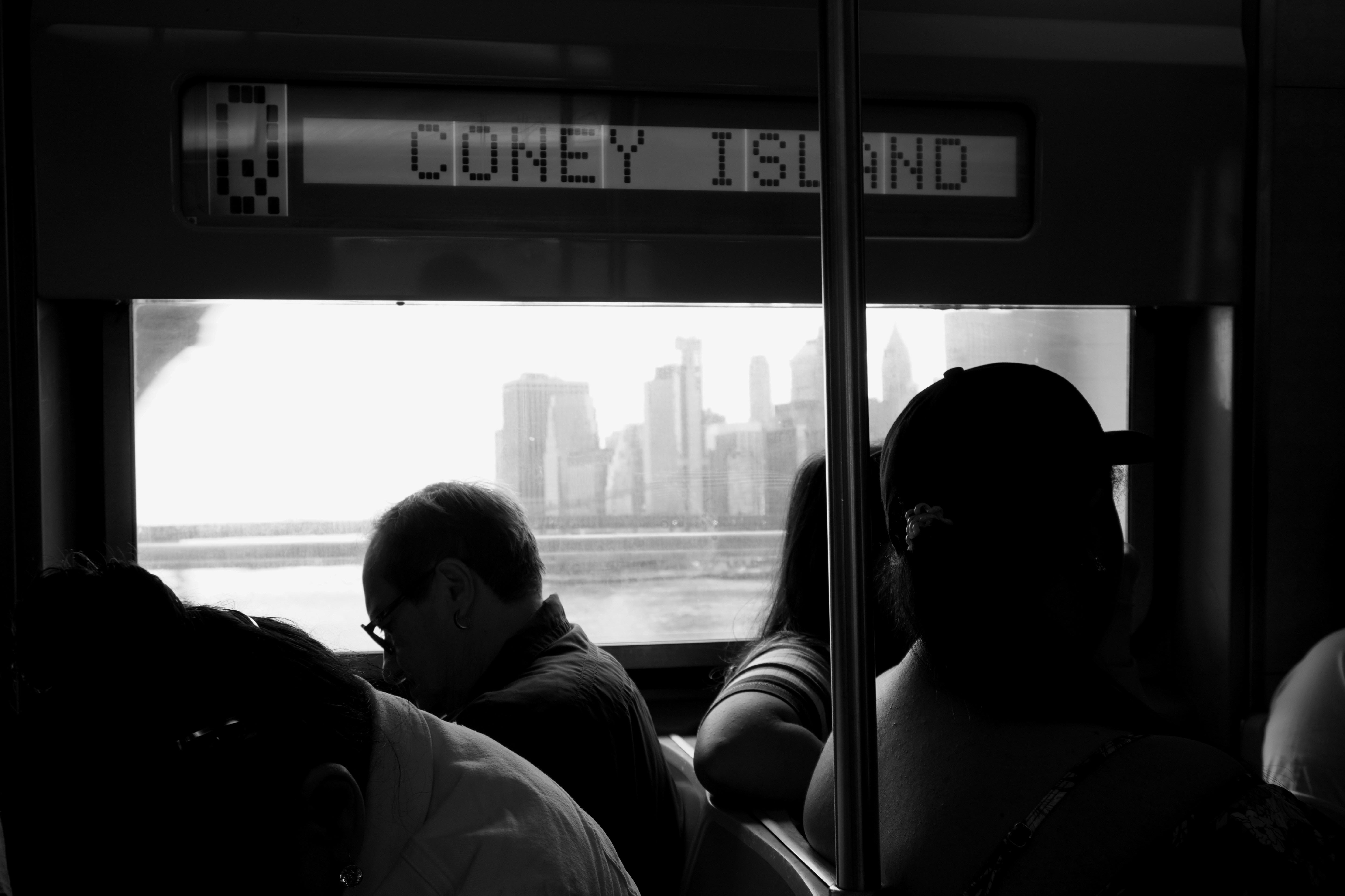 Una foto in bianco e nero di persone su un autobus