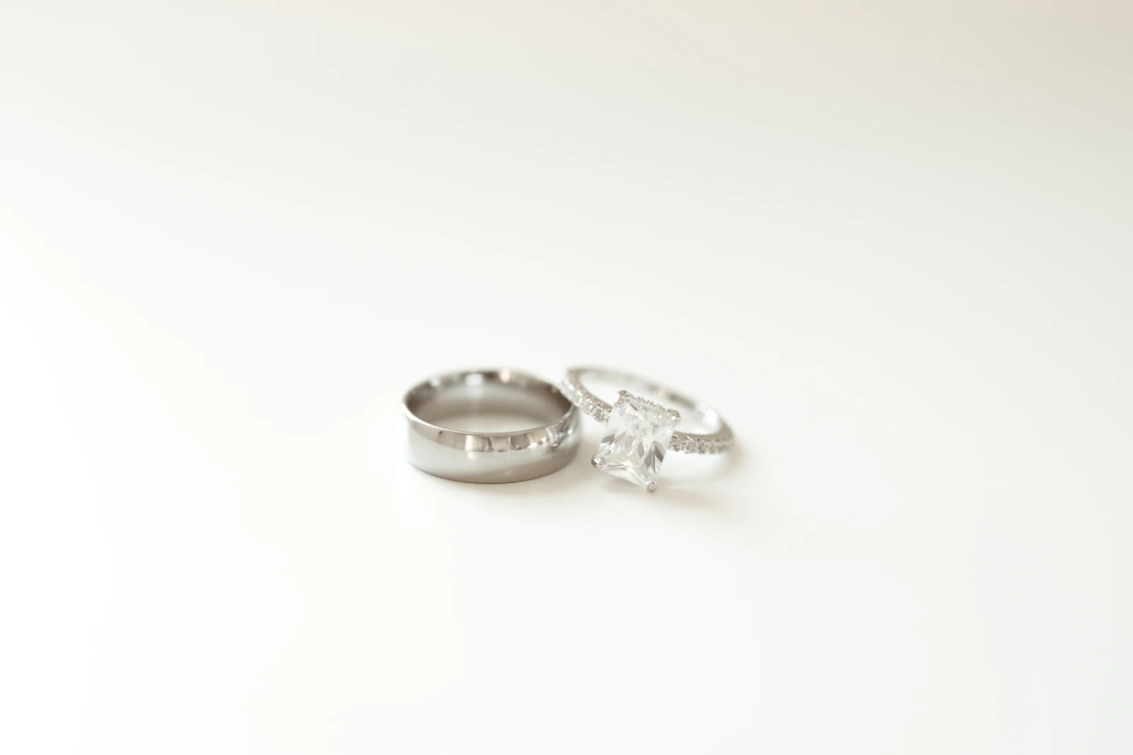 Wedding rings on lace — Singapore