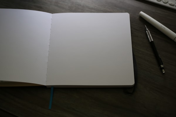 Notizbuch neben Tastatur