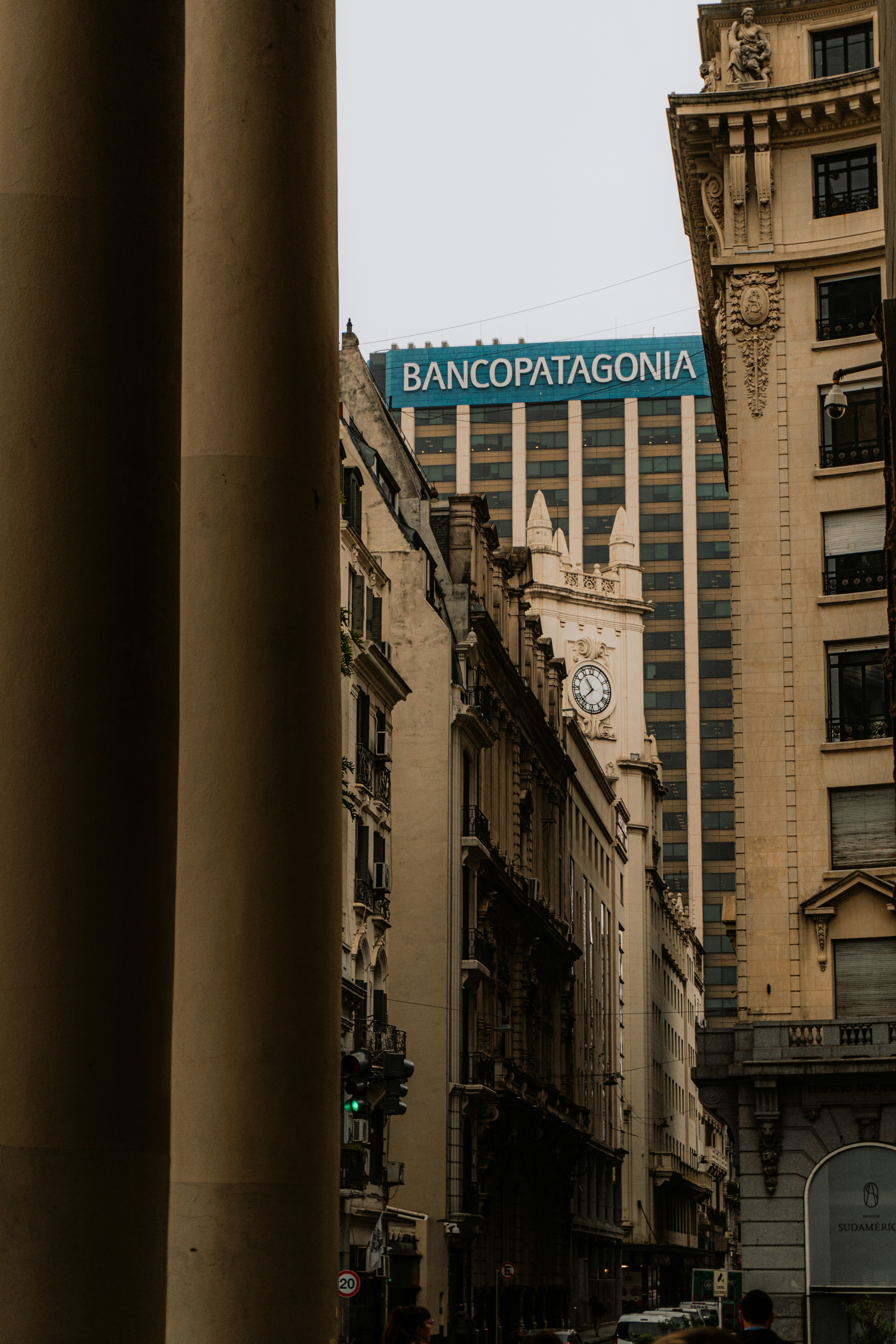 Uma rua da cidade com edifícios altos ao fundo