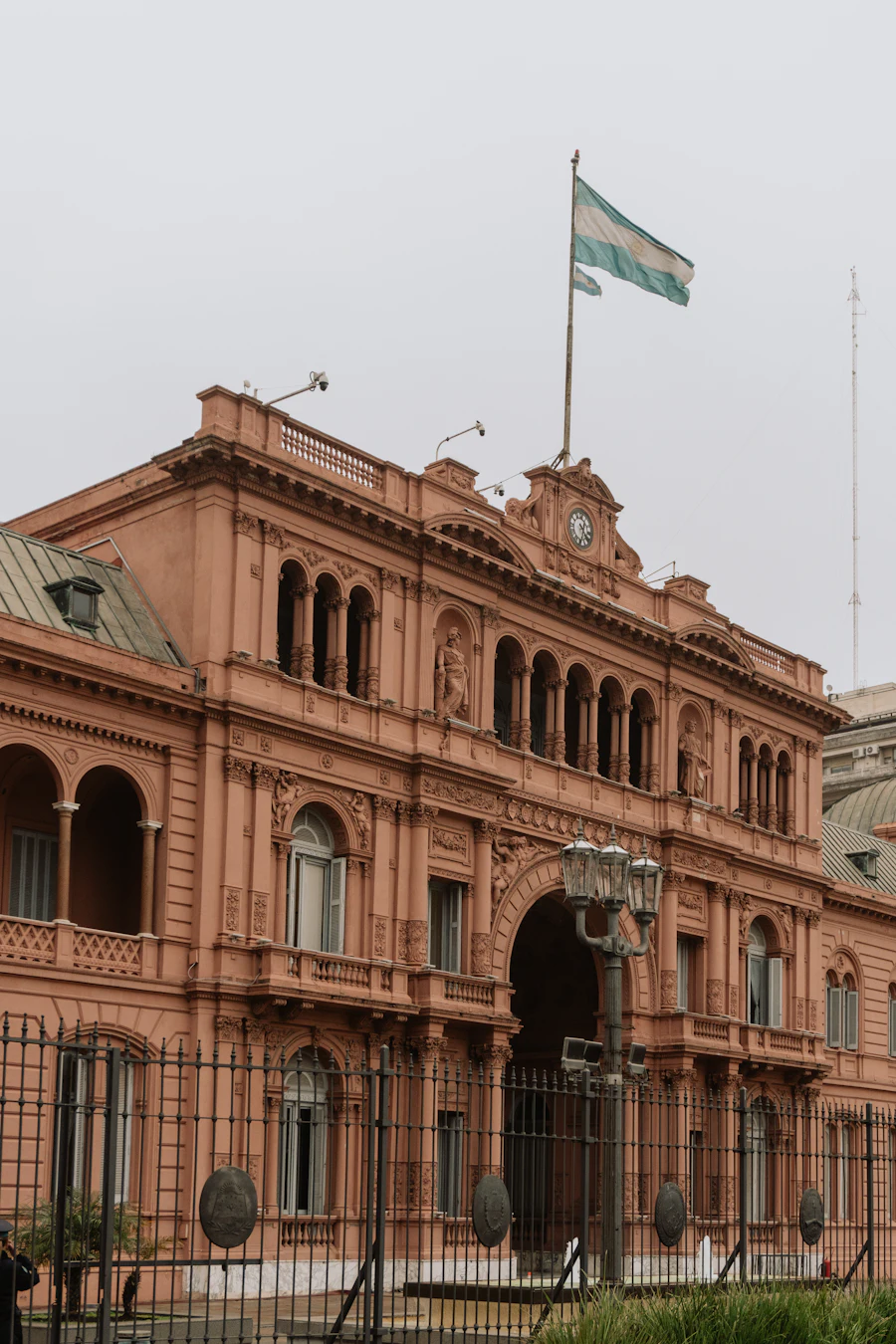 Phủ Tổng thống Casa Rosada với quốc kỳ Argentina