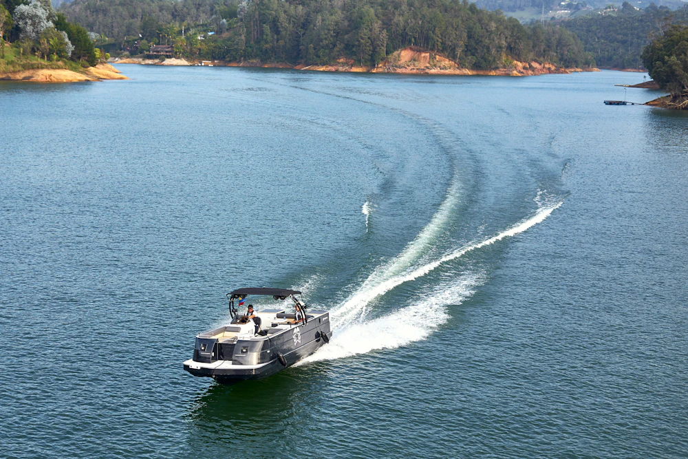 Ponton naviguant sur un lac