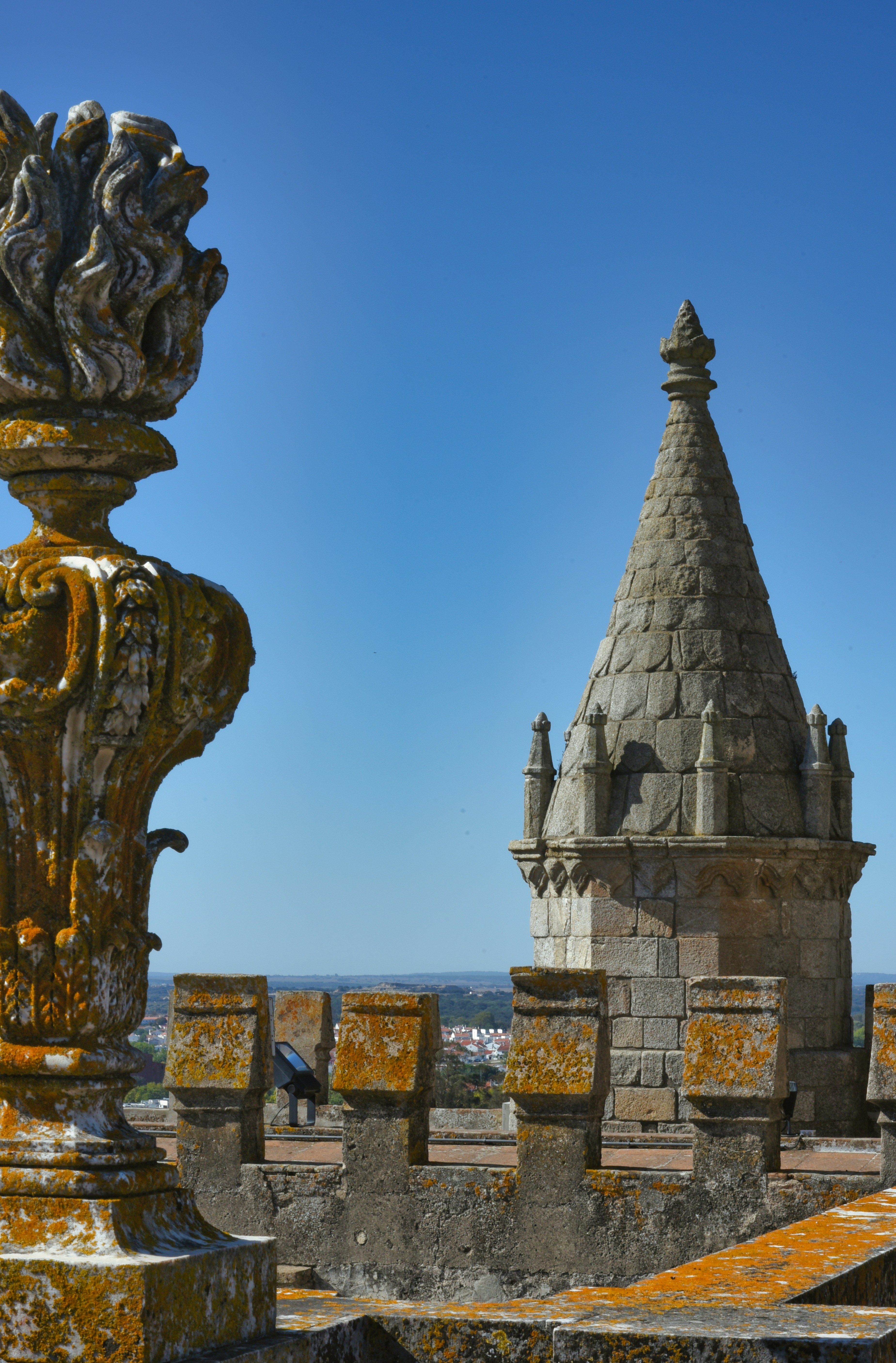 Blick auf ein Gebäude mit einem Uhrturm im Hintergrund