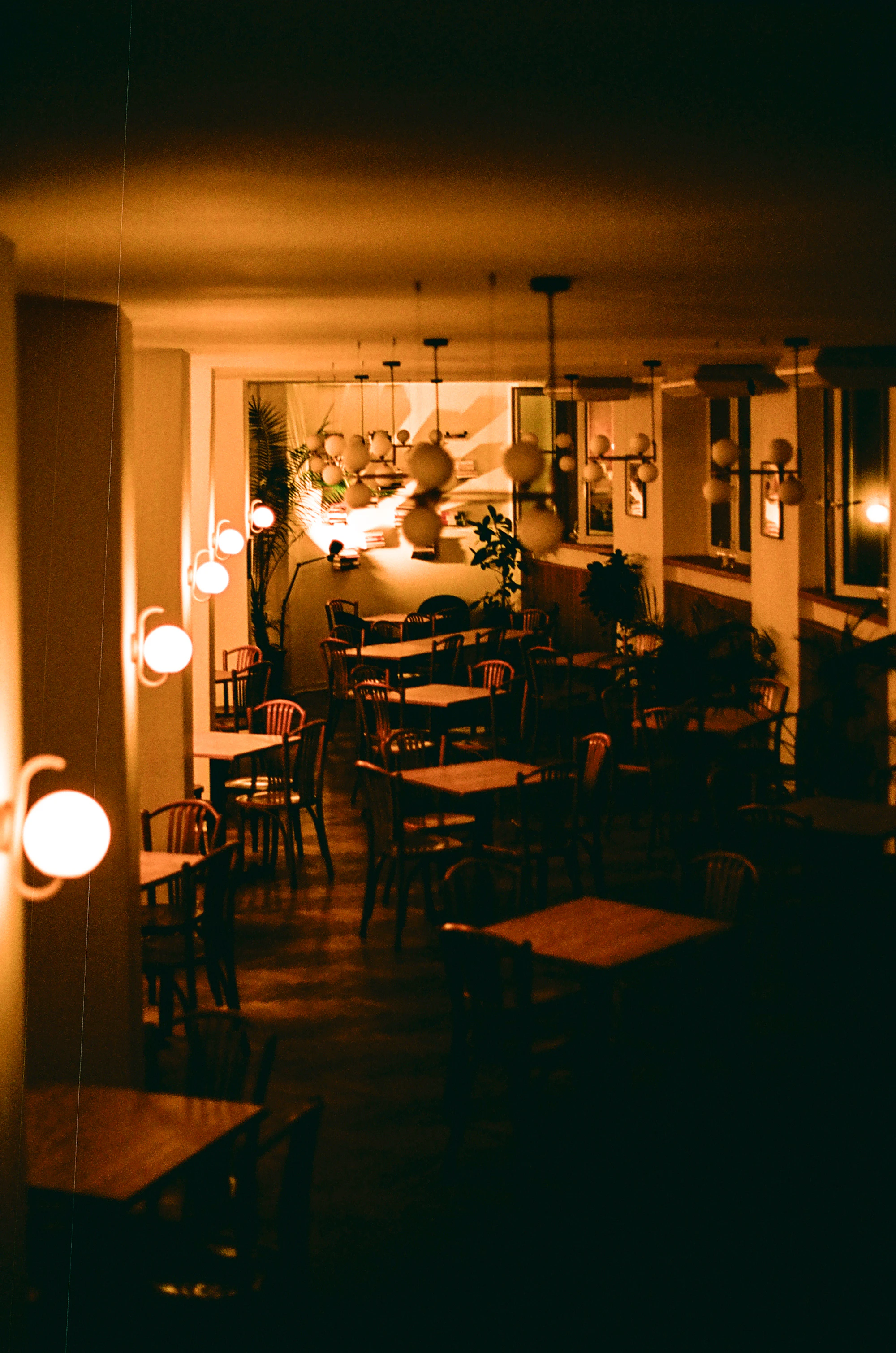 Nastrojowe wnętrze restauracji z ciepłym światłem