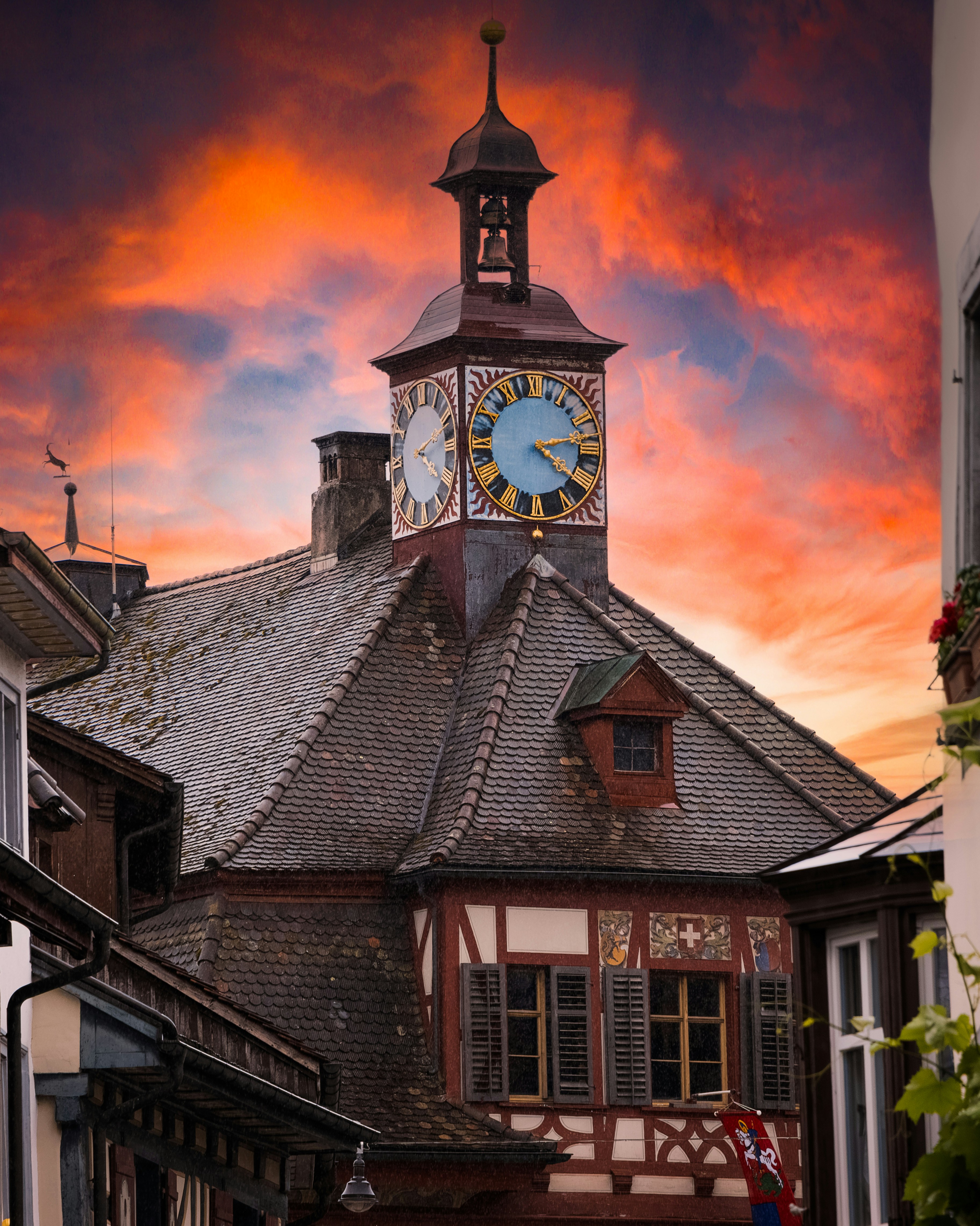 Un edificio con un reloj en la parte superior