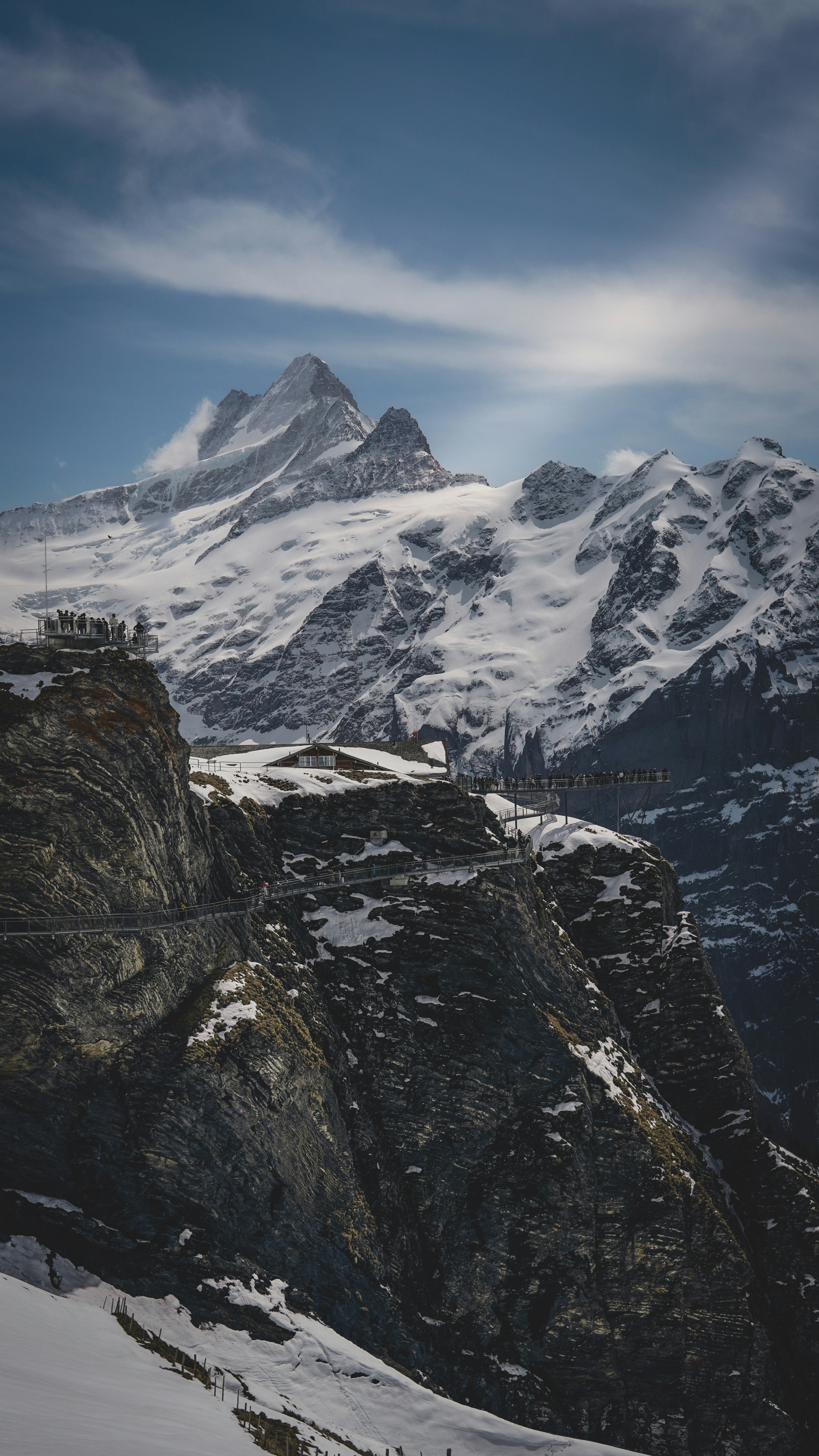 Une montagne enneigée avec un fond de ciel