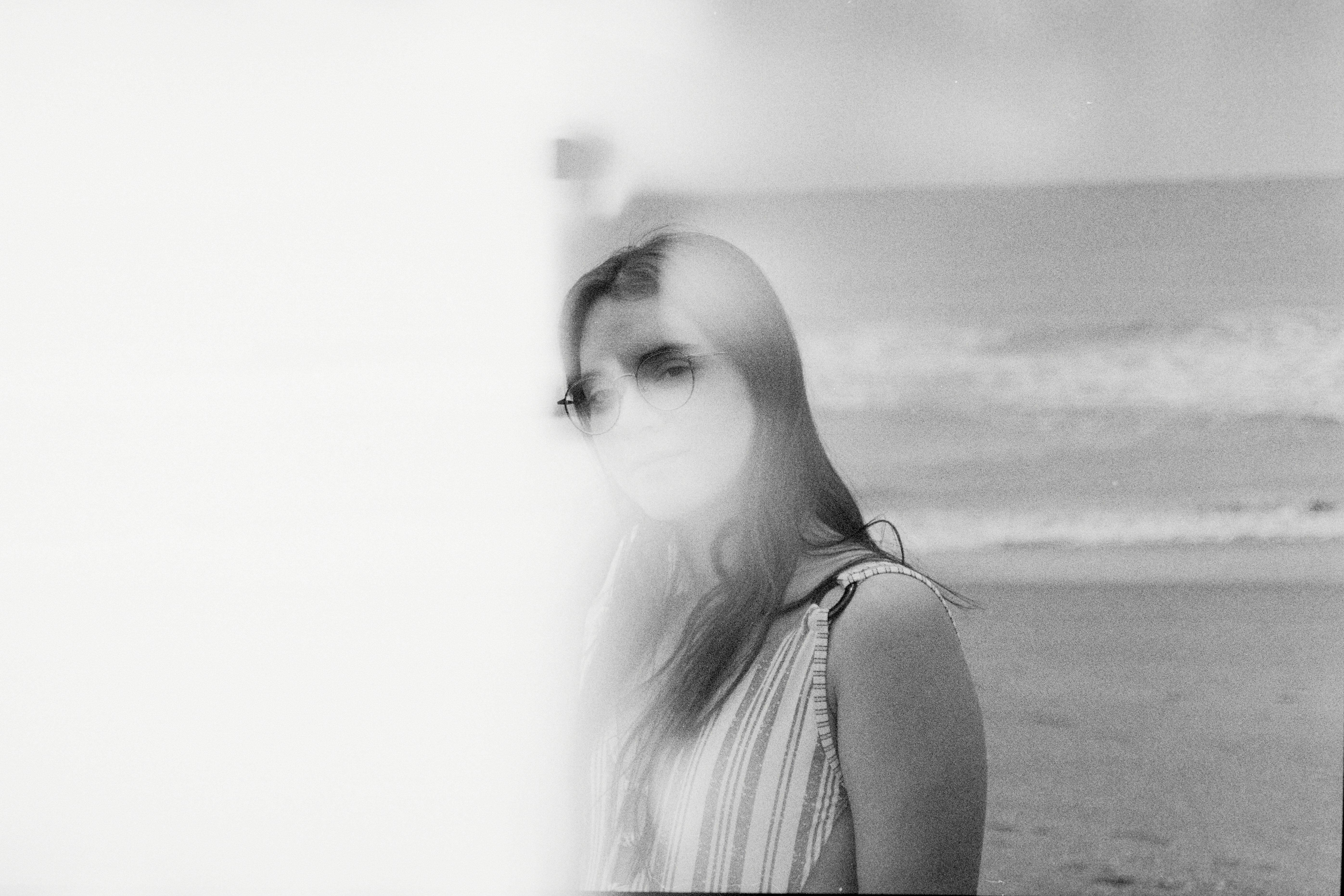 Une femme debout sur une plage à côté de l’océan