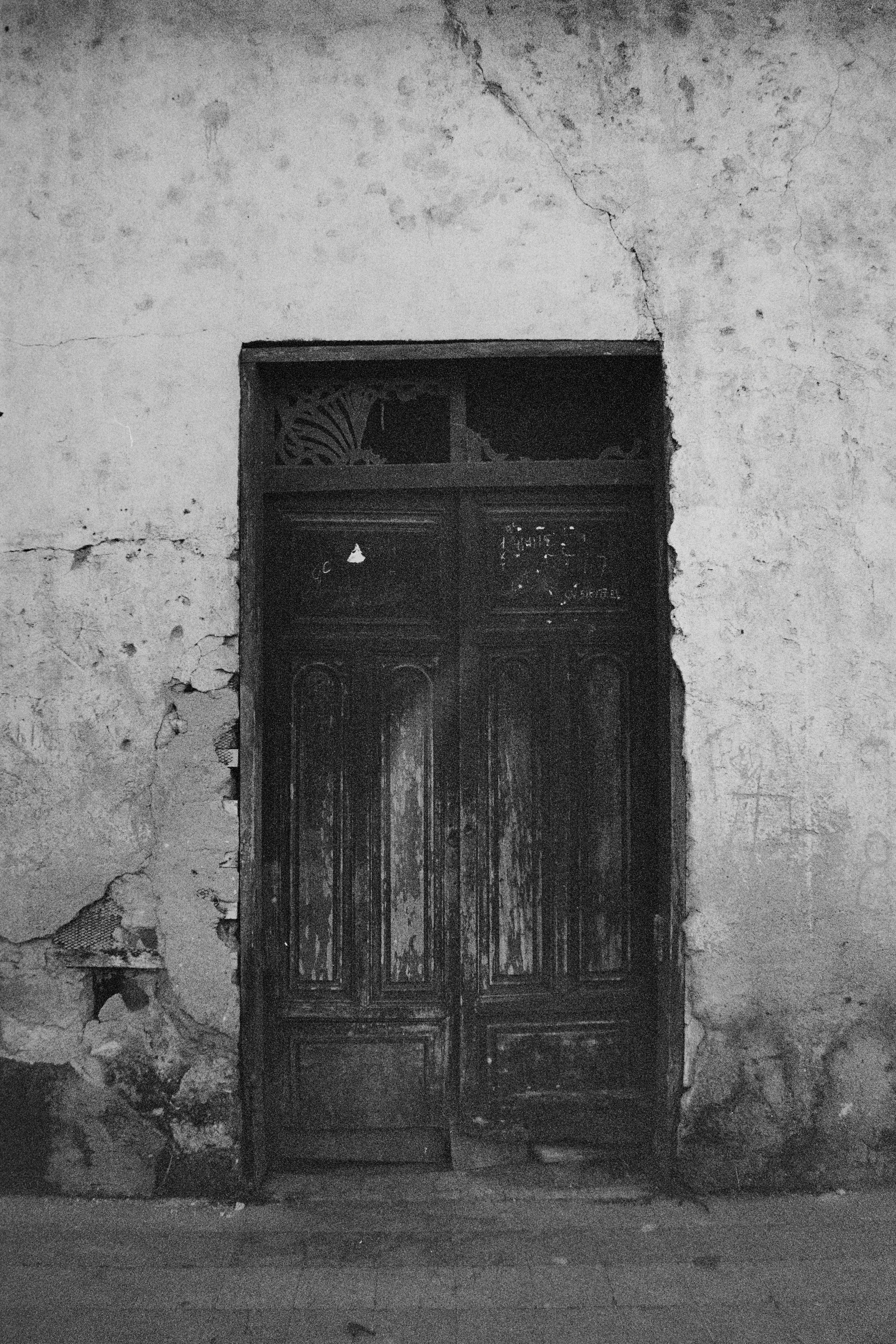 Une photo en noir et blanc d’une vieille porte