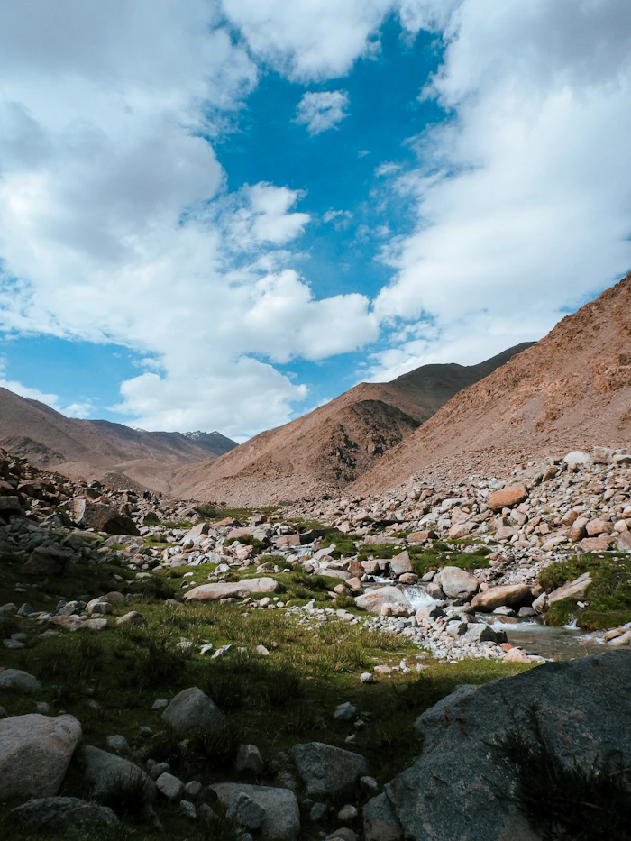 Vallée rocailleuse avec ruisseau traversant le Zanskar