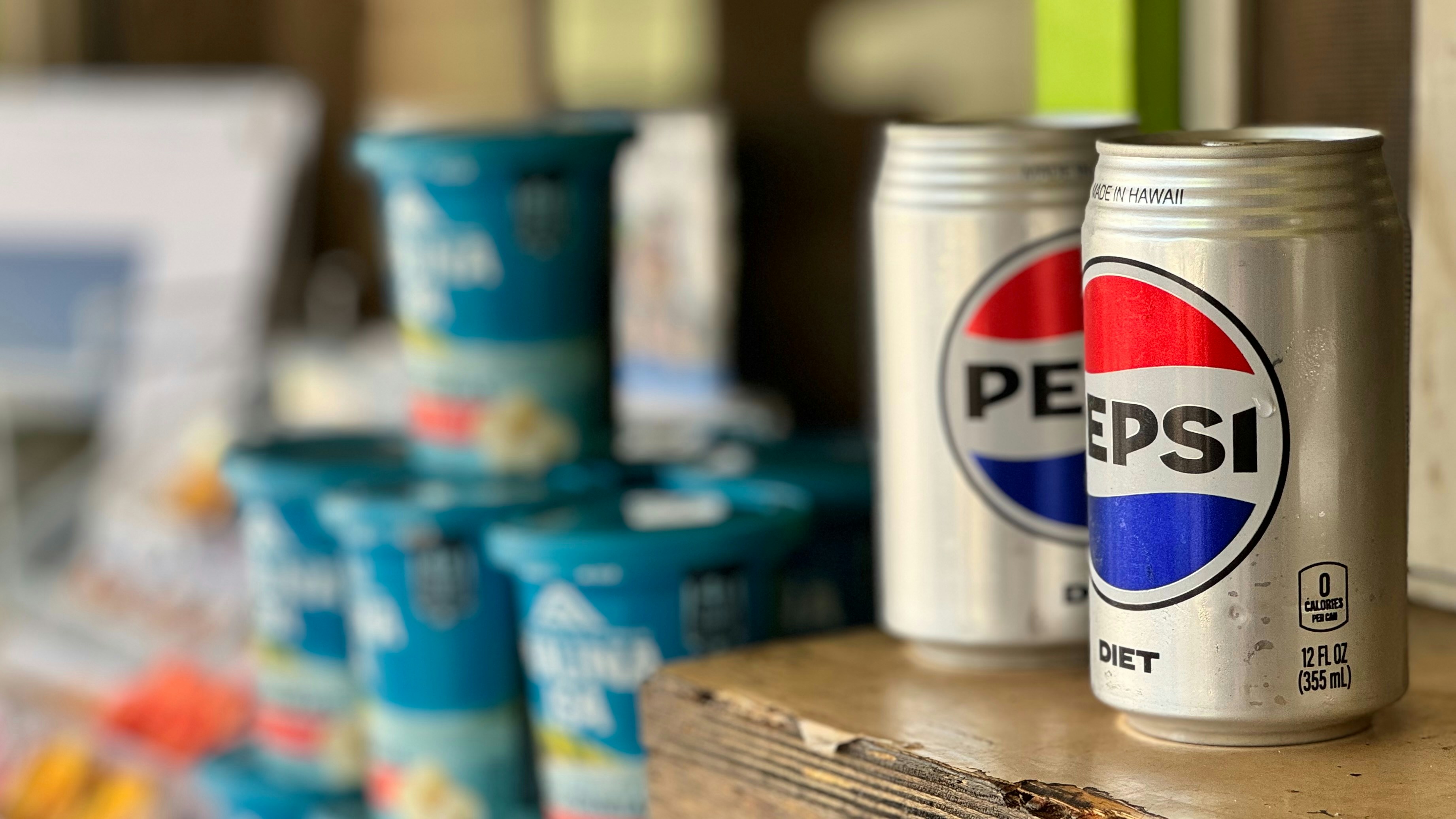 Varias latas de Pepsi en un estante de una tienda