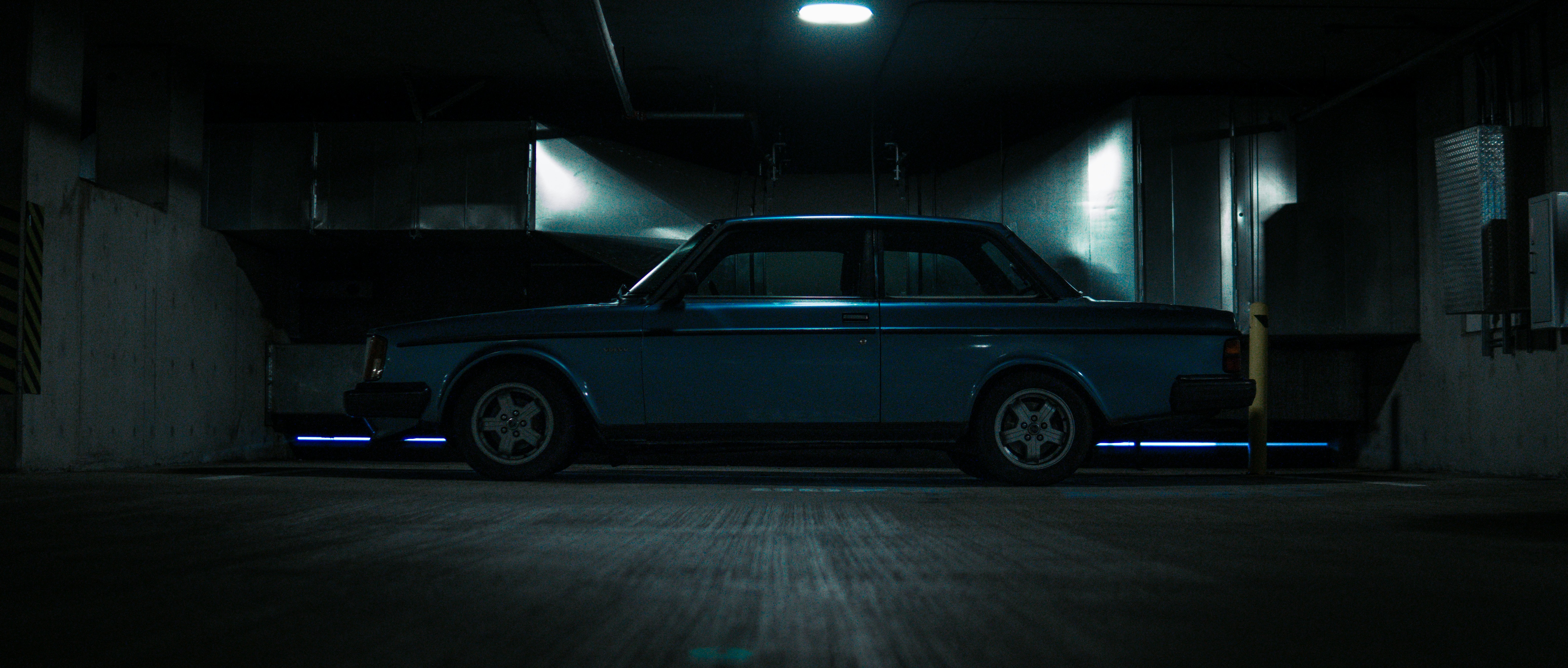 A car parked in a dark parking garage photo – Free Car Image on Unsplash