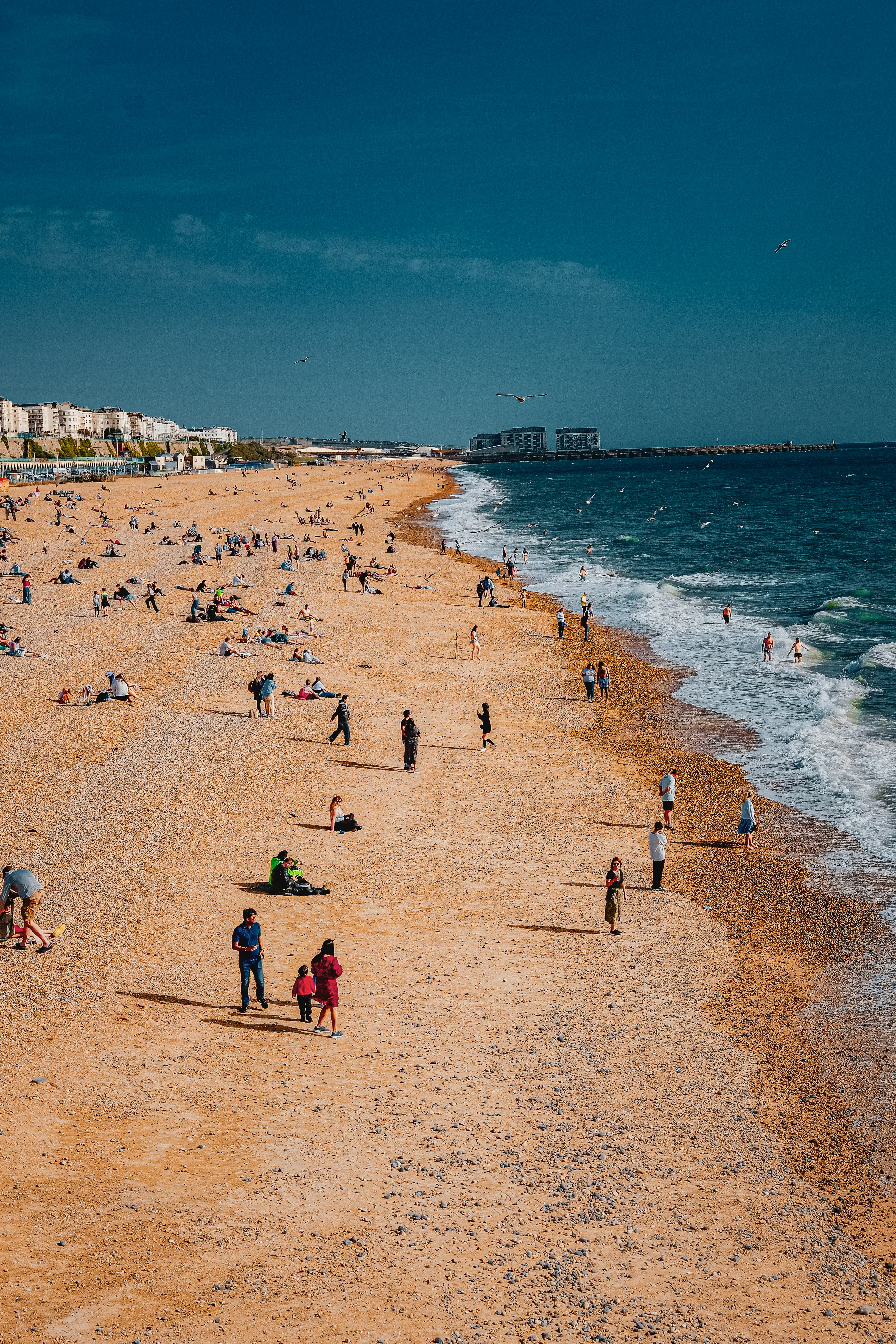 Ein überfüllter Strand mit vielen Menschen