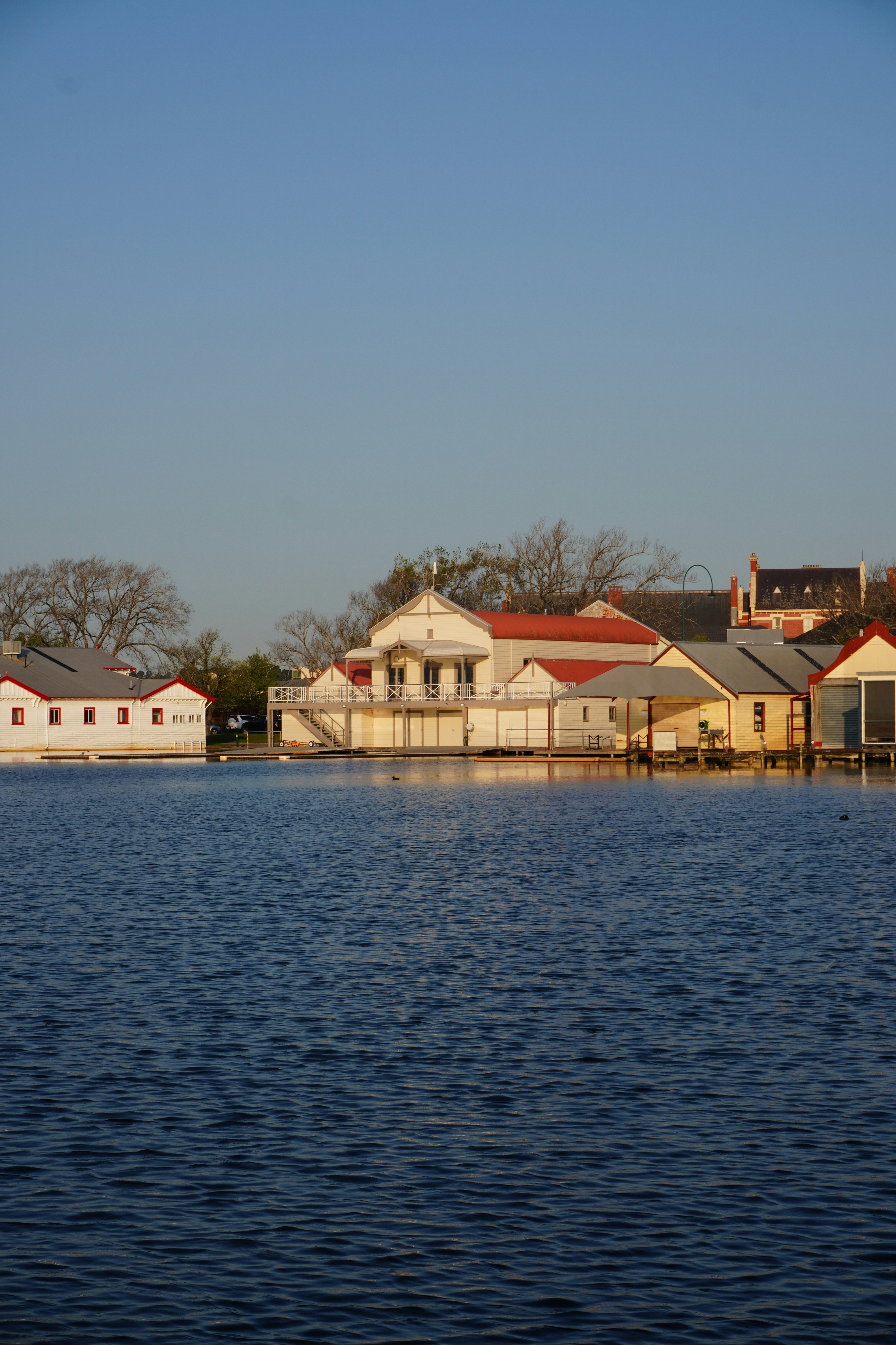 Ein Gewässer mit Häusern im Hintergrund