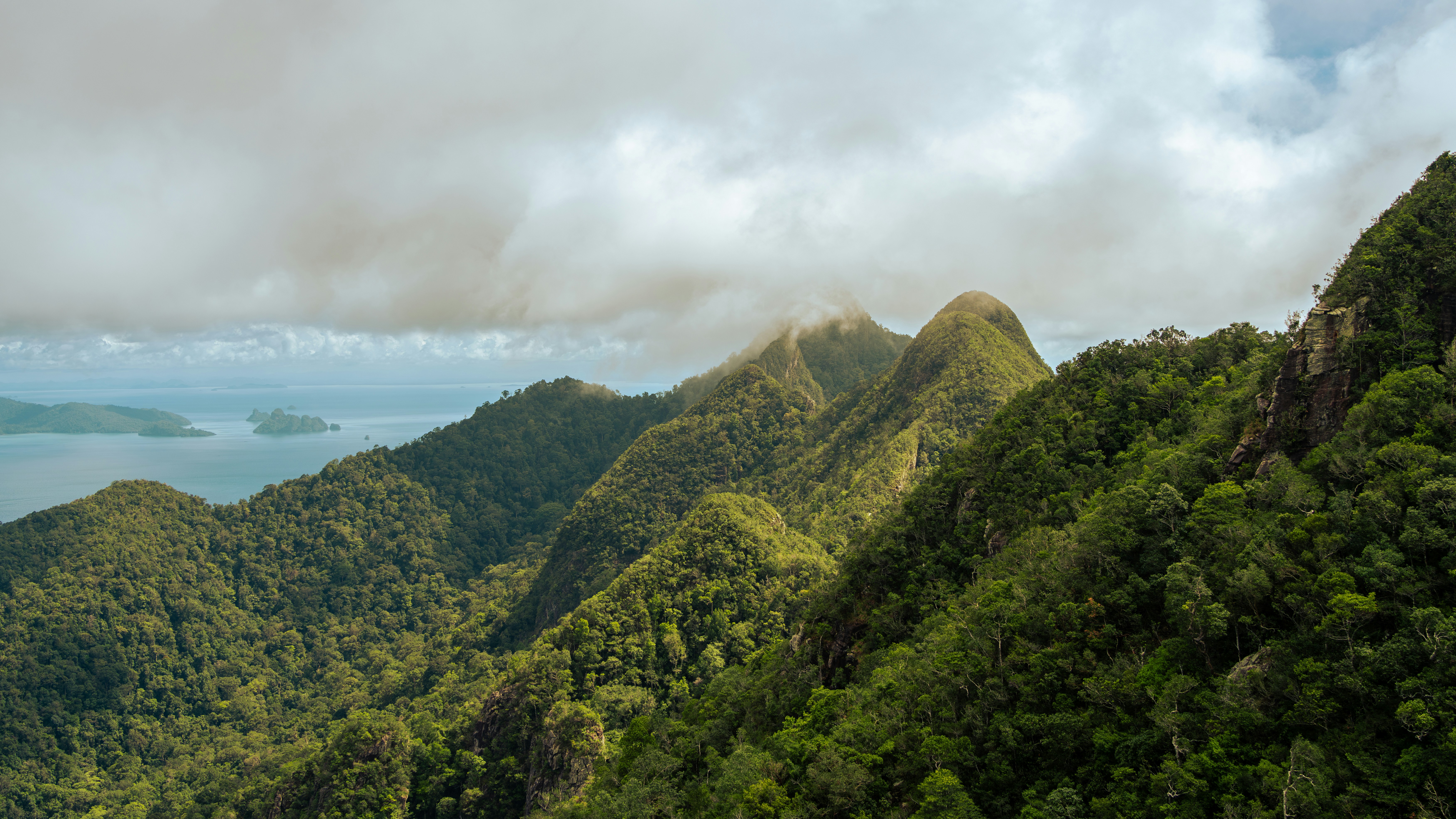 Stay online in the Samoa with a prepaid eSIM from eSIMlii. Instant activation, no roaming charges, and reliable coverage.