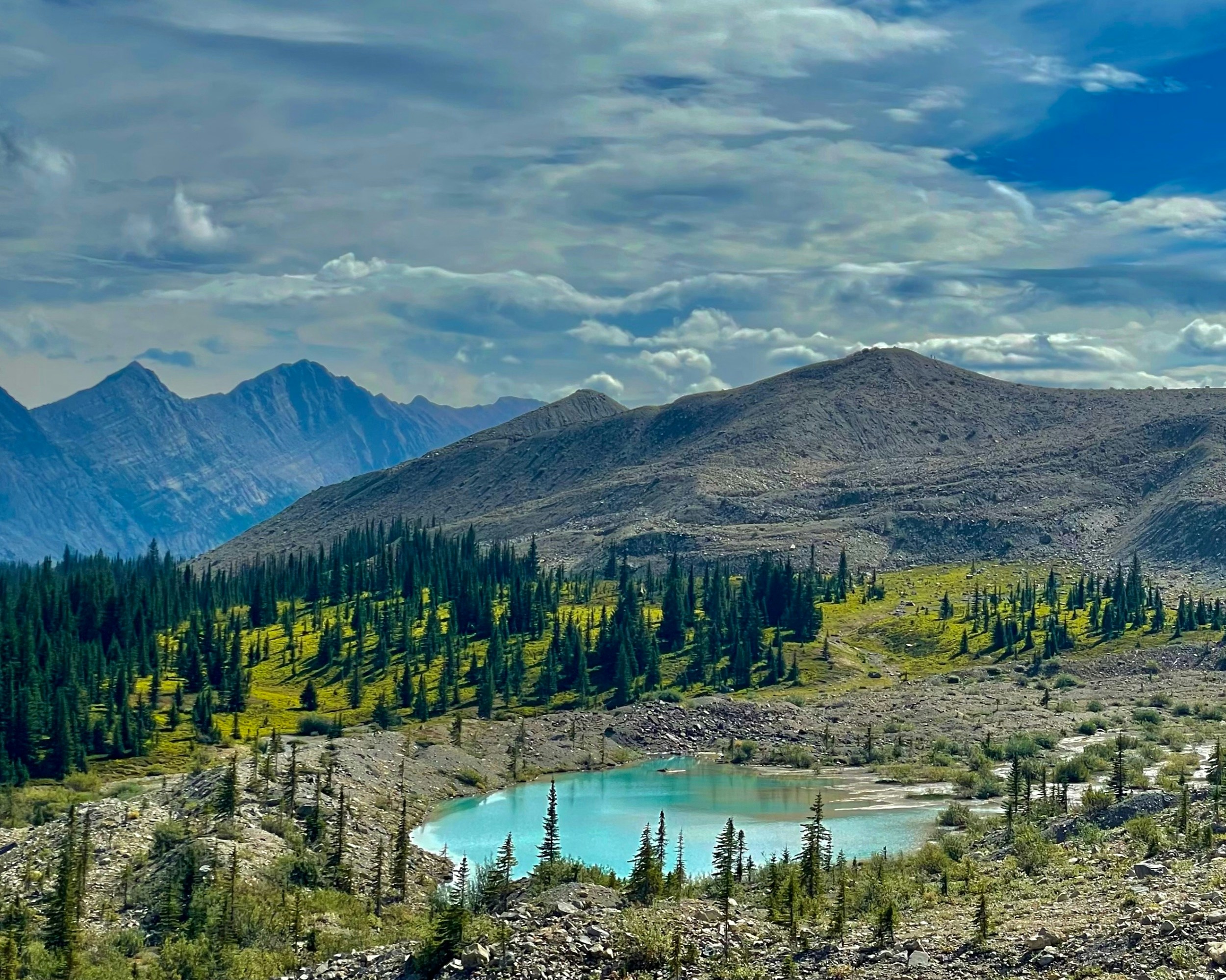 A scenic view of a lake surrounded by mountains