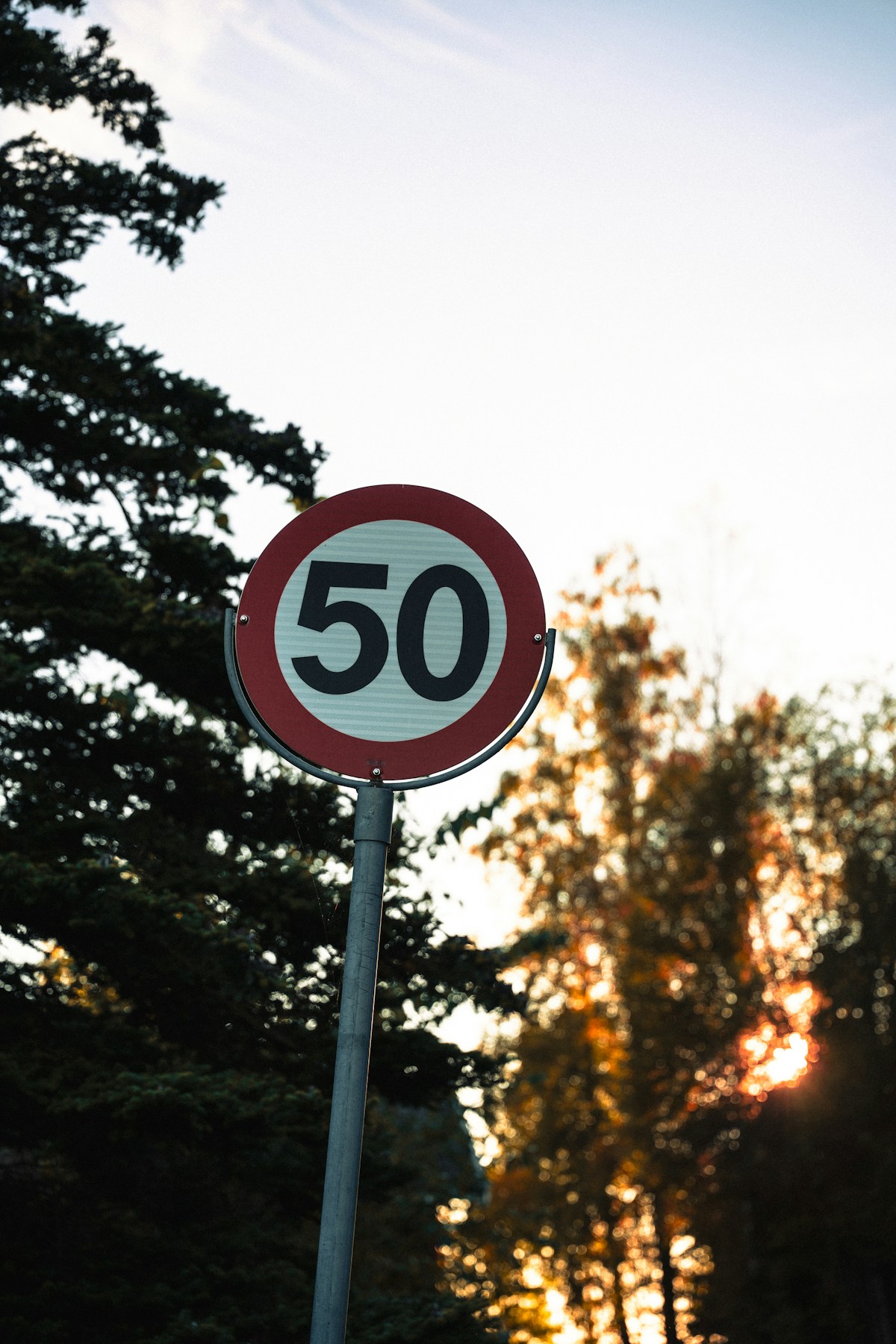 Indicator rutier roșu cu alb pe marginea drumului